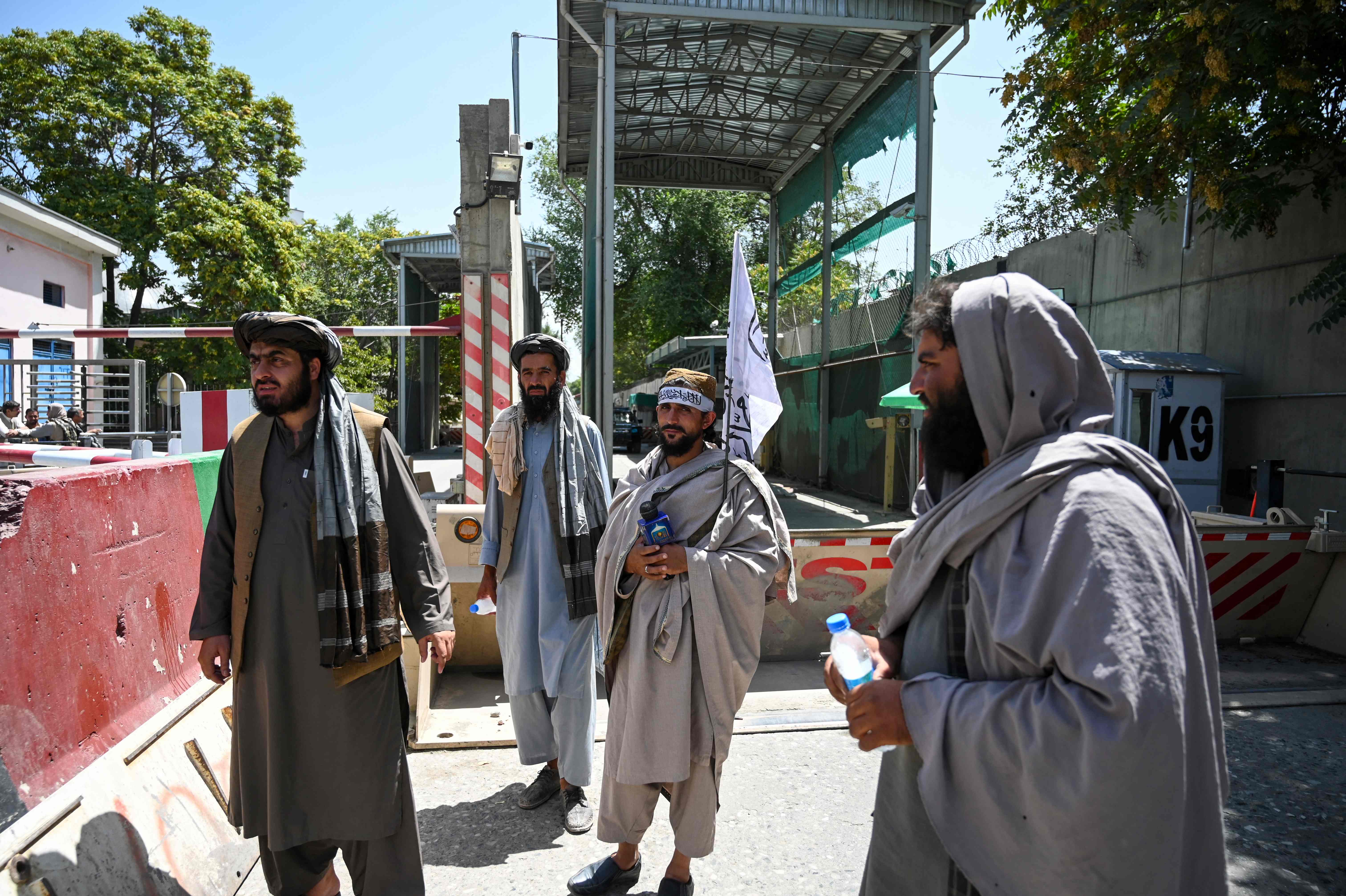Pasukan Taliban berdiri di sekitar area hijau Kabul, Afghanistan.