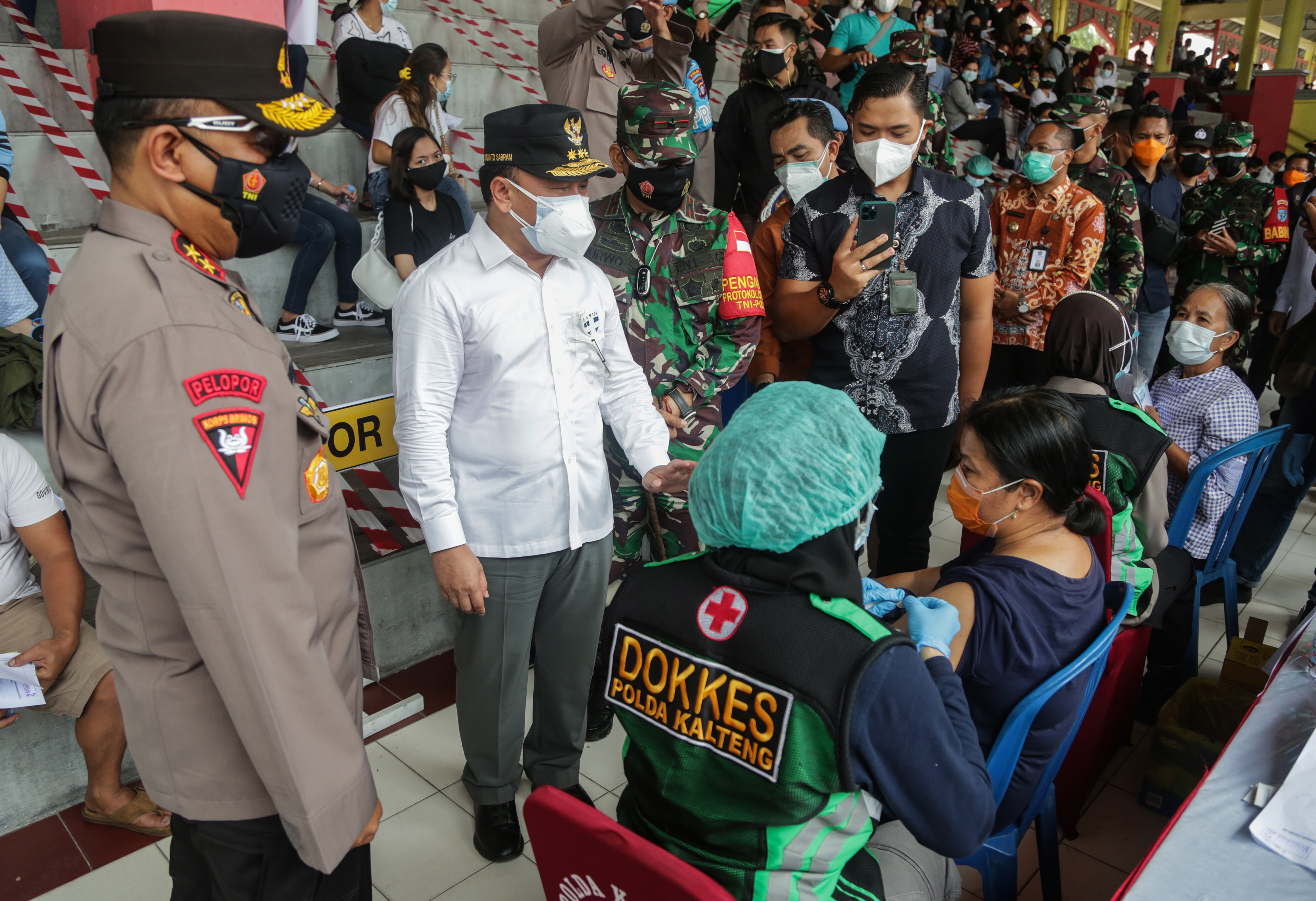 Gubernur Kalteng Sugianto Sabran meninjau vaksinasi covid-19 di Stadion Mantikei, Palangkaraya.
