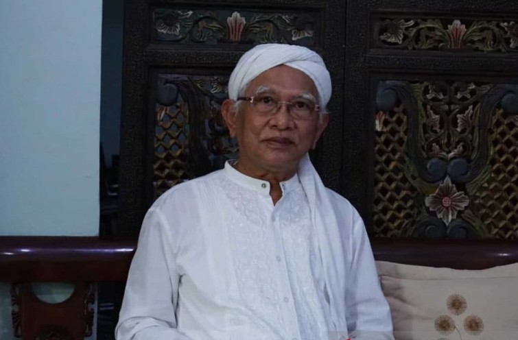 Pengasuh Pondok Pesantren Raudlatut Thalibin, Leteh, Rembang, Dr.(HC) KH Ahmad Mustofa Bisri atau karib dipanggil Gus Mus. 