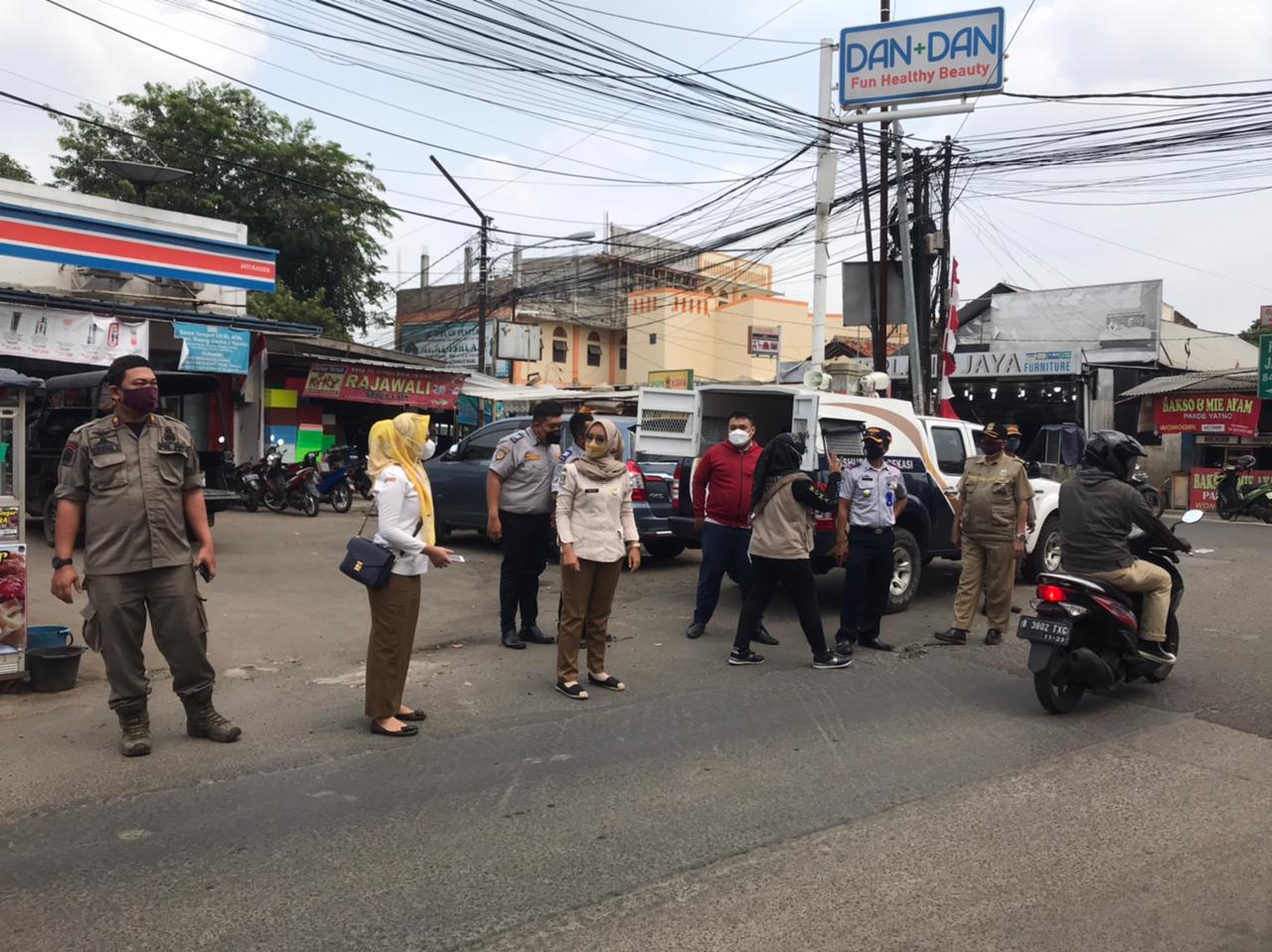 Anggota Satpol PP melakukan pengawasan warga yang melanggar PPKM di wilayah Kota Bekasi.