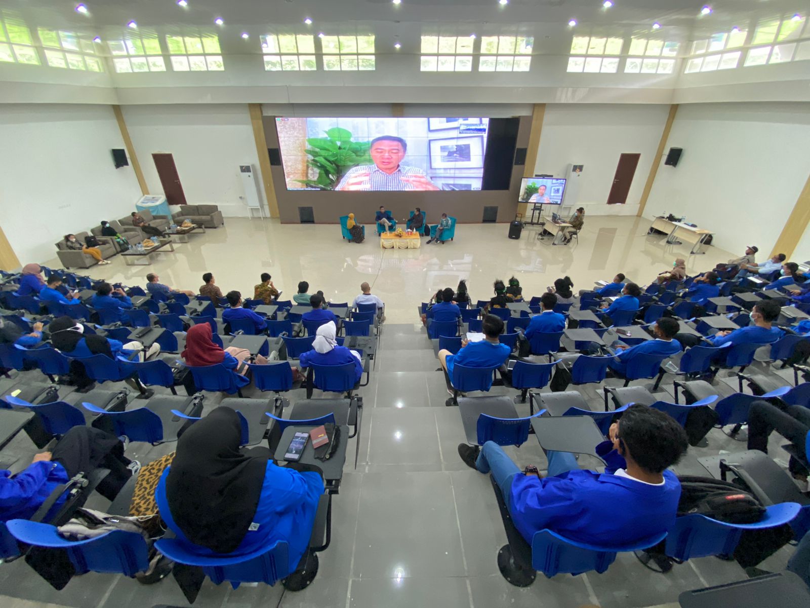 Para mahasiswa Politeknik Negeri Fakfak menyaksikan kuliah umum.