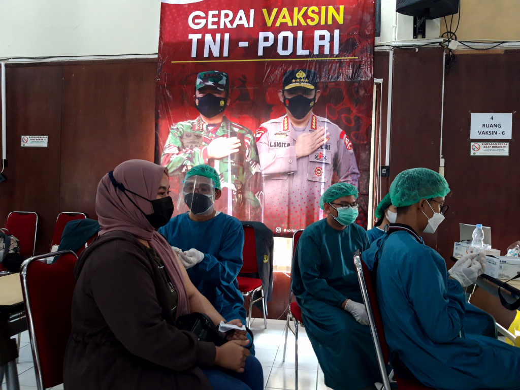 Vaksinasi digelar di kampus Politeknik Kesehatan Malang