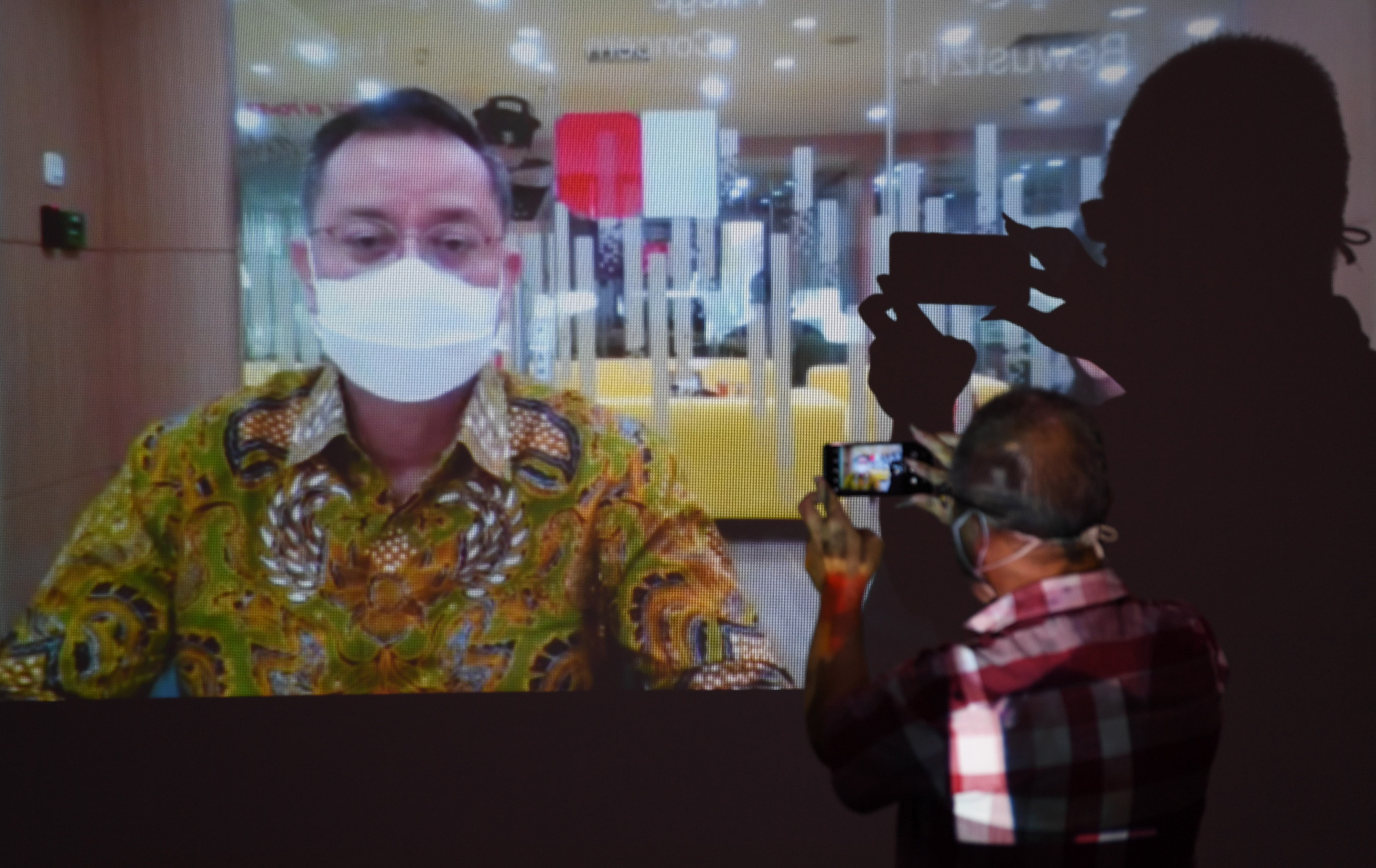 Pewarta memotret terdakwa kasus dugaan korupsi bansos Juliari Batubara dalam sidang virtual.
