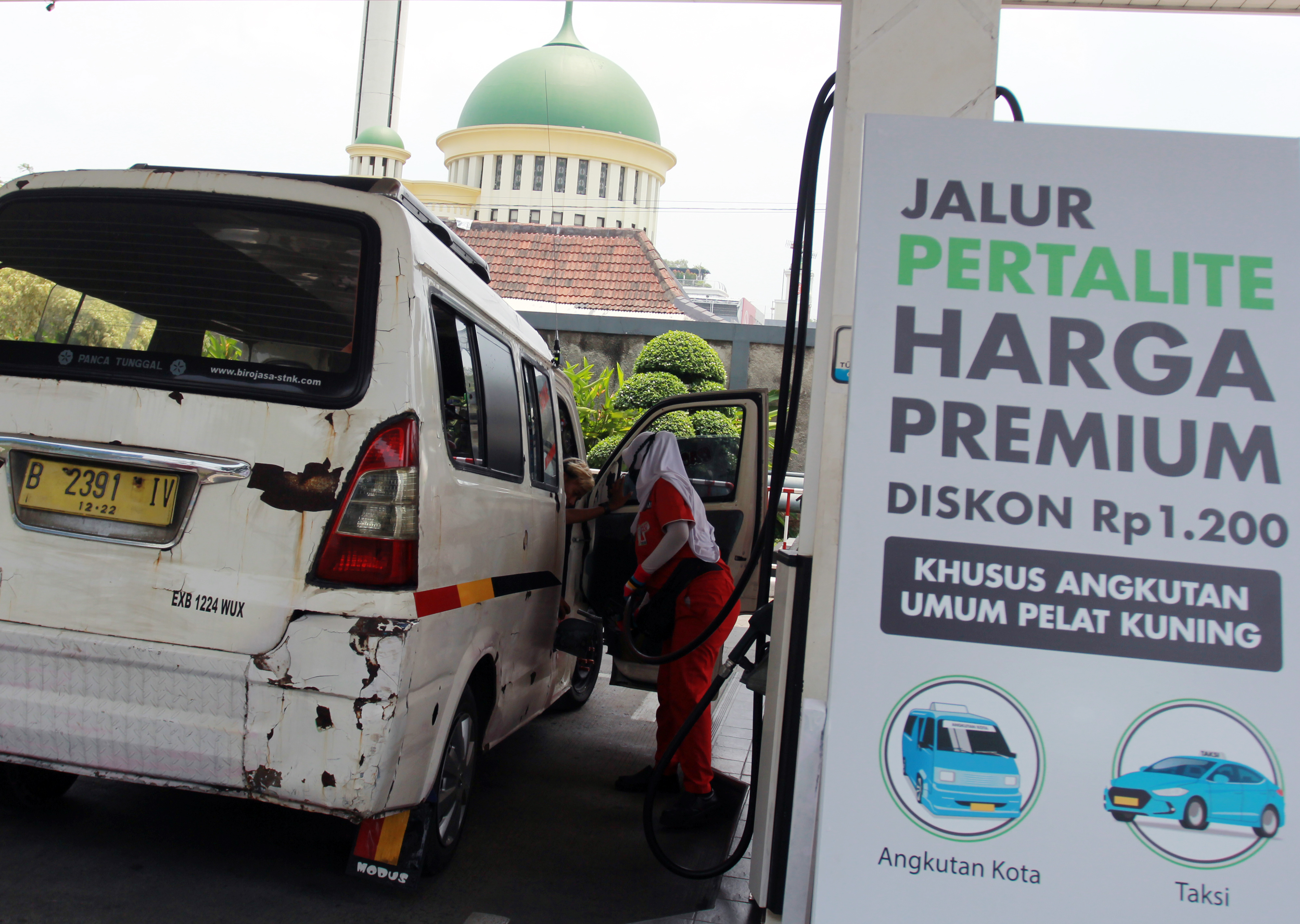 Petugas melakukan pengisian bahan bakar angkutan kota di SPBU wilayah Tangerang.