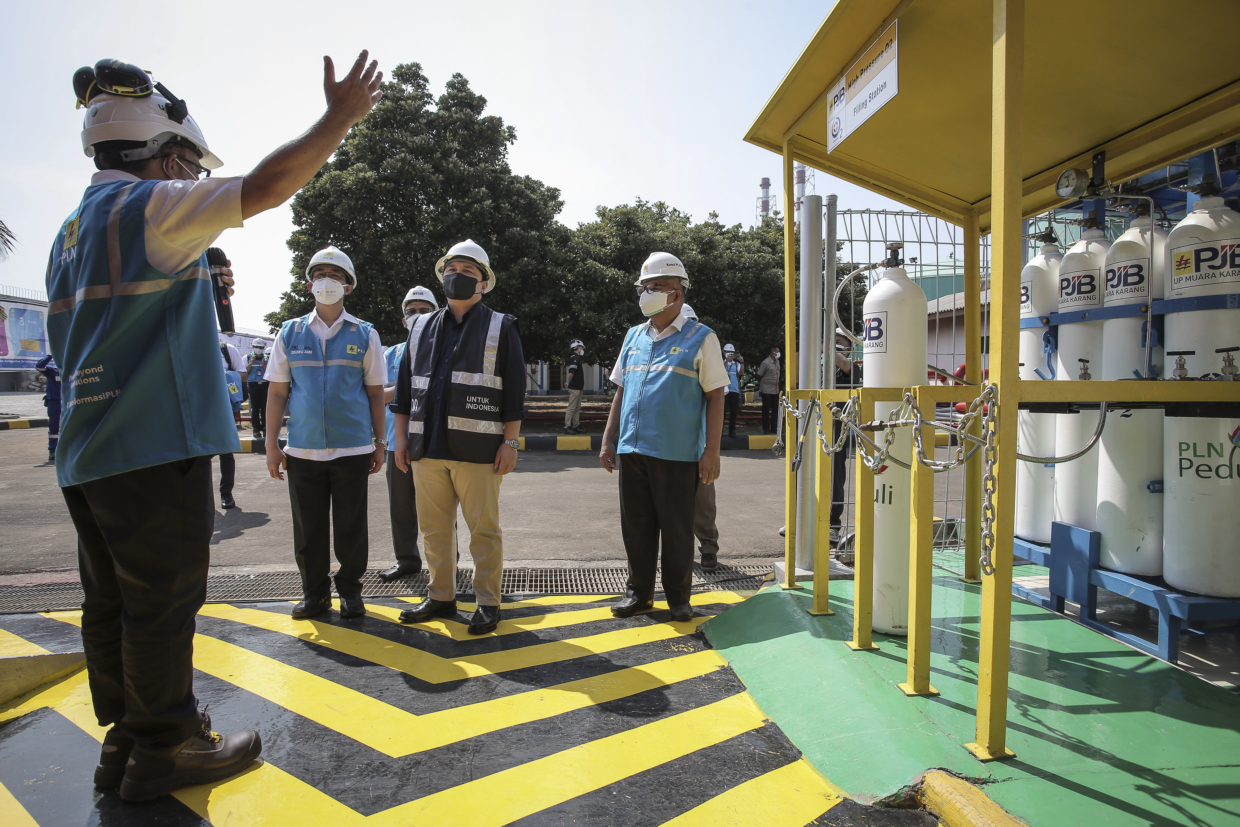  Menteri BUMN Erick Thohir didampingi Dirut PLN Zulkifli Zaini meninjau kawasan PLTGU di Muara Karang, Jakarta, Kamis (12/8).