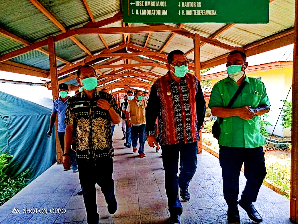 Plt Bupati Lembata Thomas Ola Langoday (tengah)