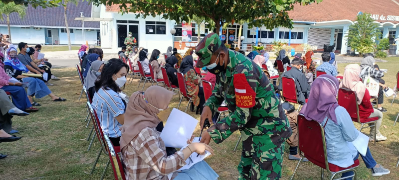 Warga bersiap mengikuti vaksinasi tahan dua di RS TNI-AU Lanud Adi Soemarmo