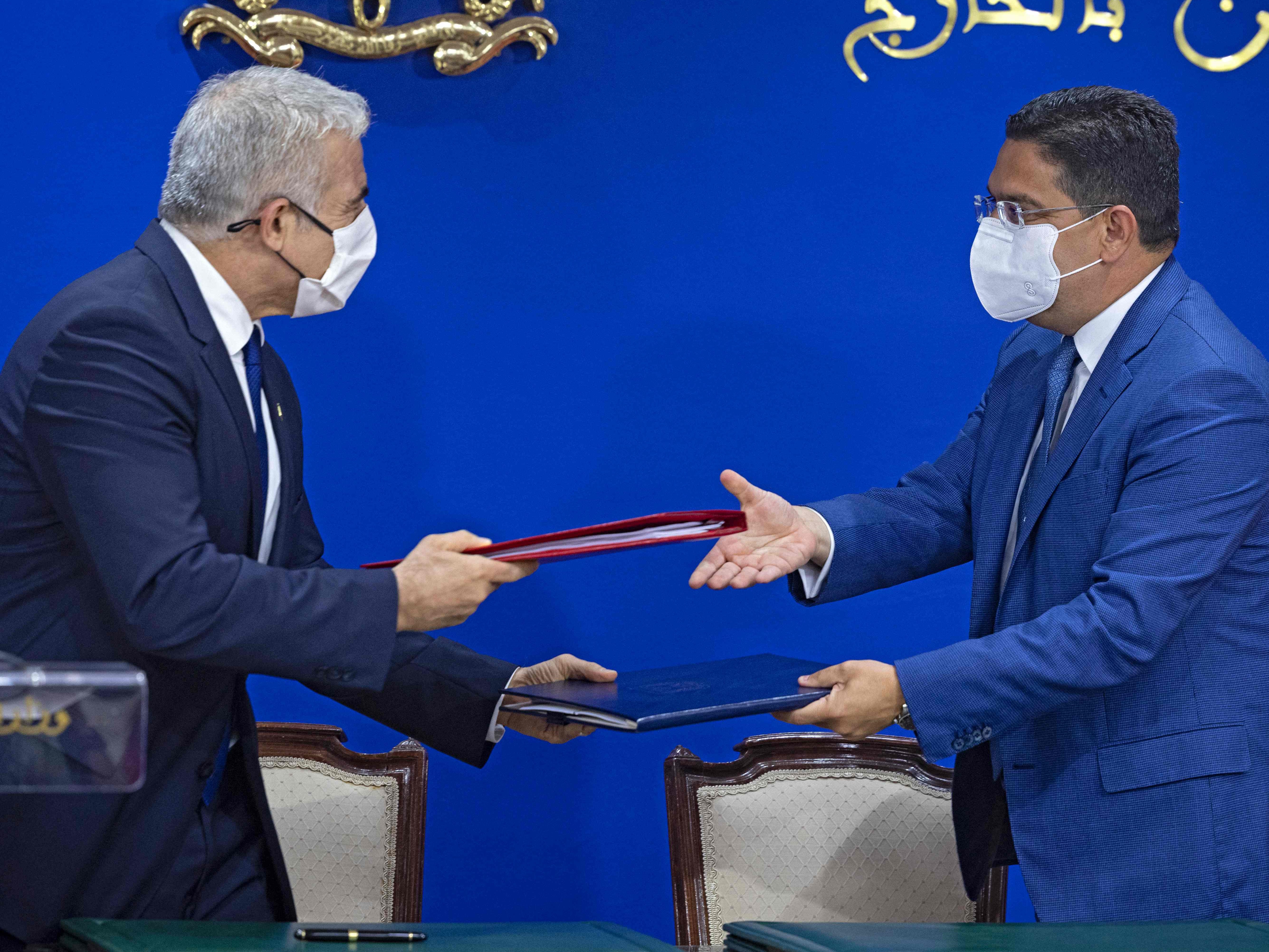 Menlu Maroko Nasser Bourita (kanan) dan Menlu Israel Yair Lapid.