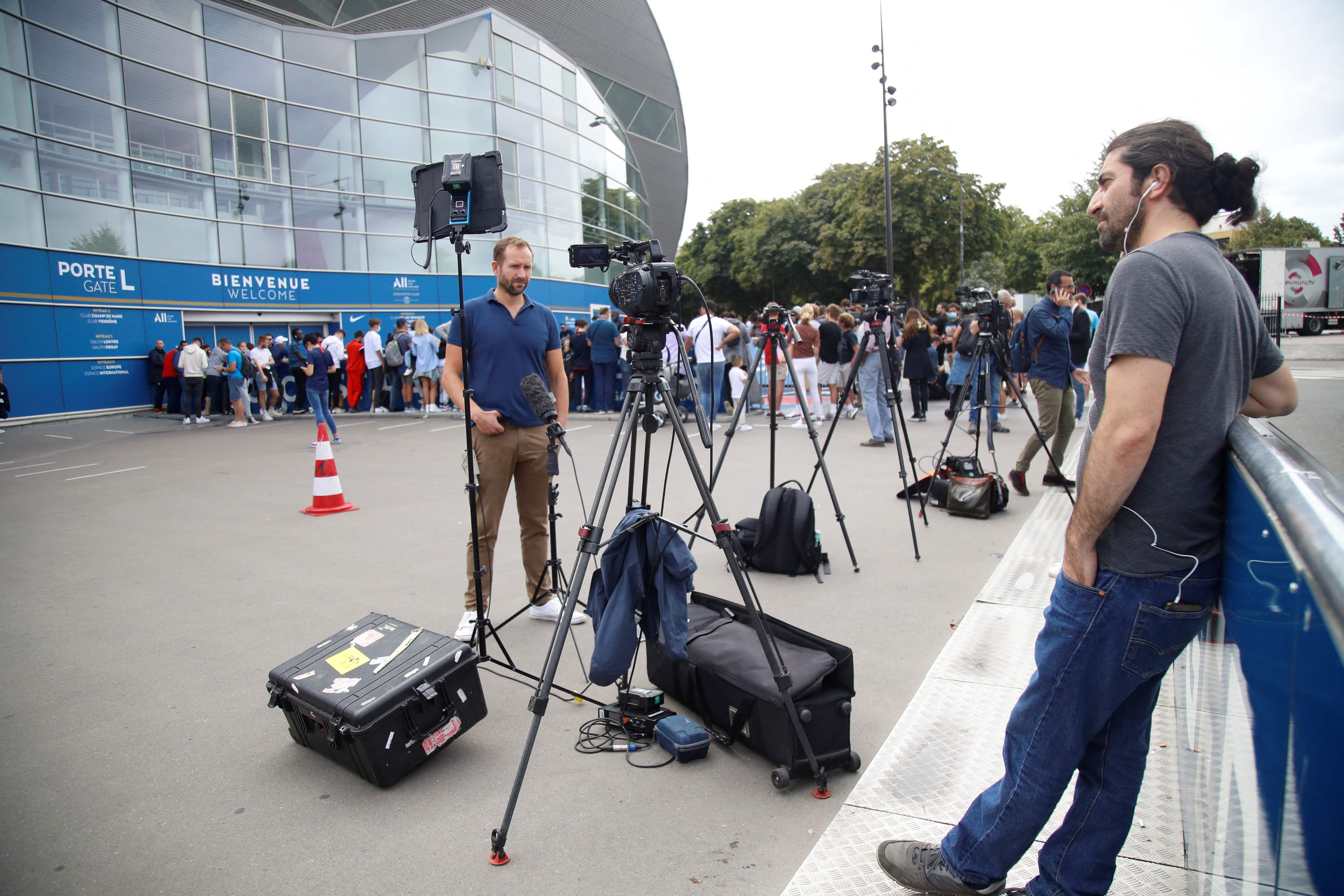 Awak media dan fan PSG menanti kendatangan Lionel Messi di luar Stadion Parc des Princes, Selasa (10/8).