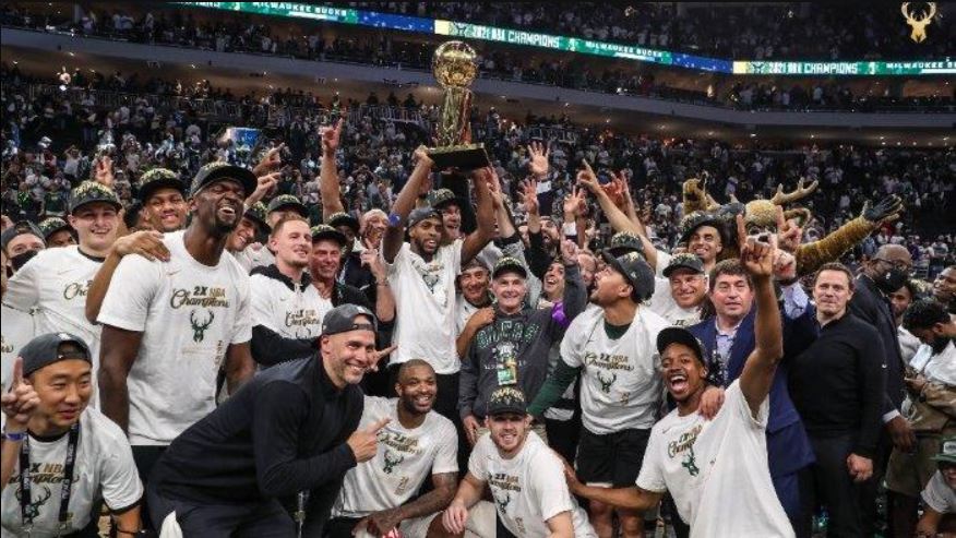 Para pemain dan ofisial Milwaukee Bucks merayakan gelar juara NBA mereka.