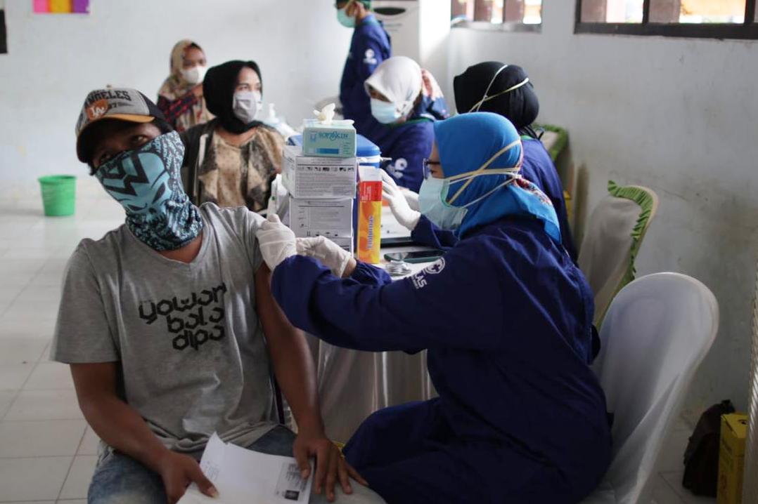 Sejumlah warga mengikuti vaksinasi oleh Badan Intelijen Strategis (BAIS) di Kecamatan Pesanggaran, Kabupaten Banyuwangi, Jawa Timur.