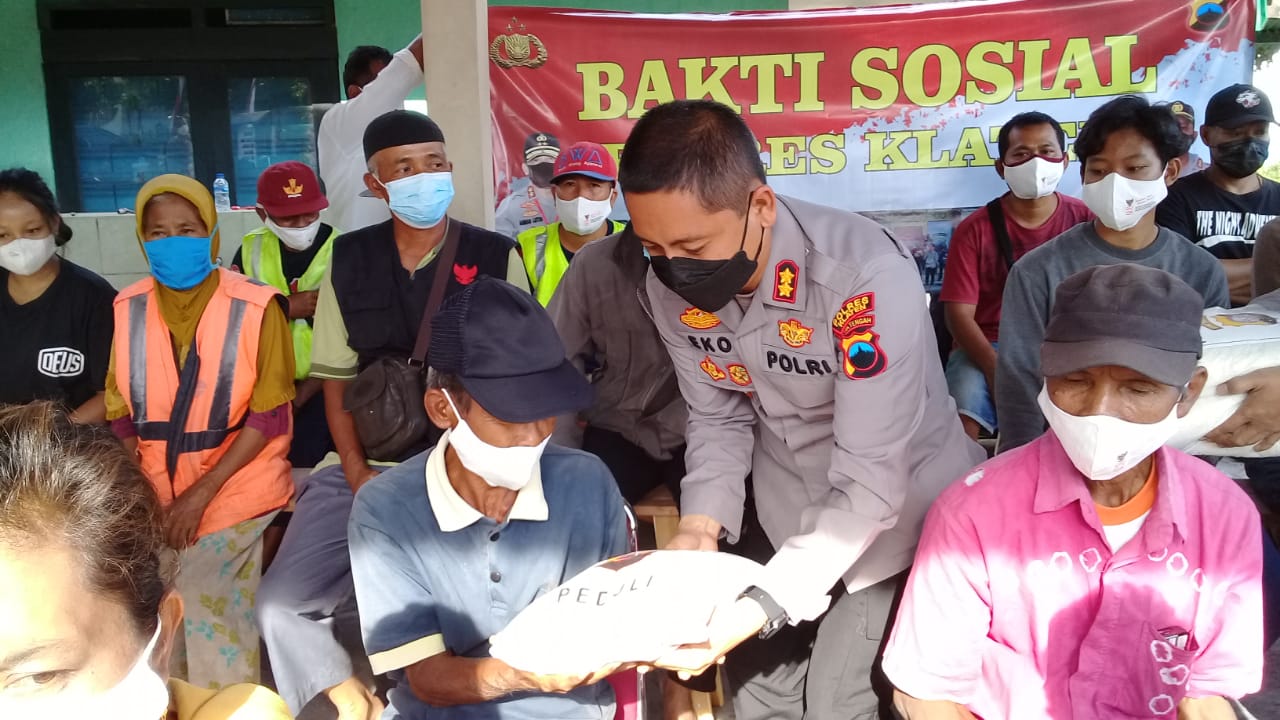 Kapolres Klaten AKB Eko Prasetyo menyerahkan bantuan beras kepada warga