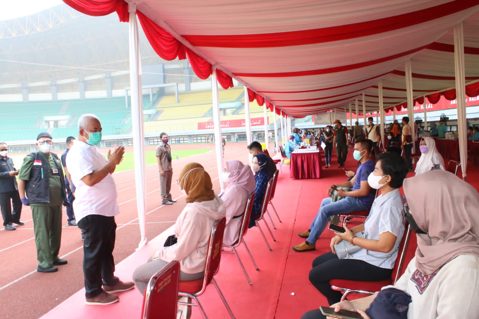 Wali Kota Bekasi Rahmat Effendi berdailog dengan warga yang mengikuti vaksinasi Covid-19 di Kota Bekasi, Jawa Barat.