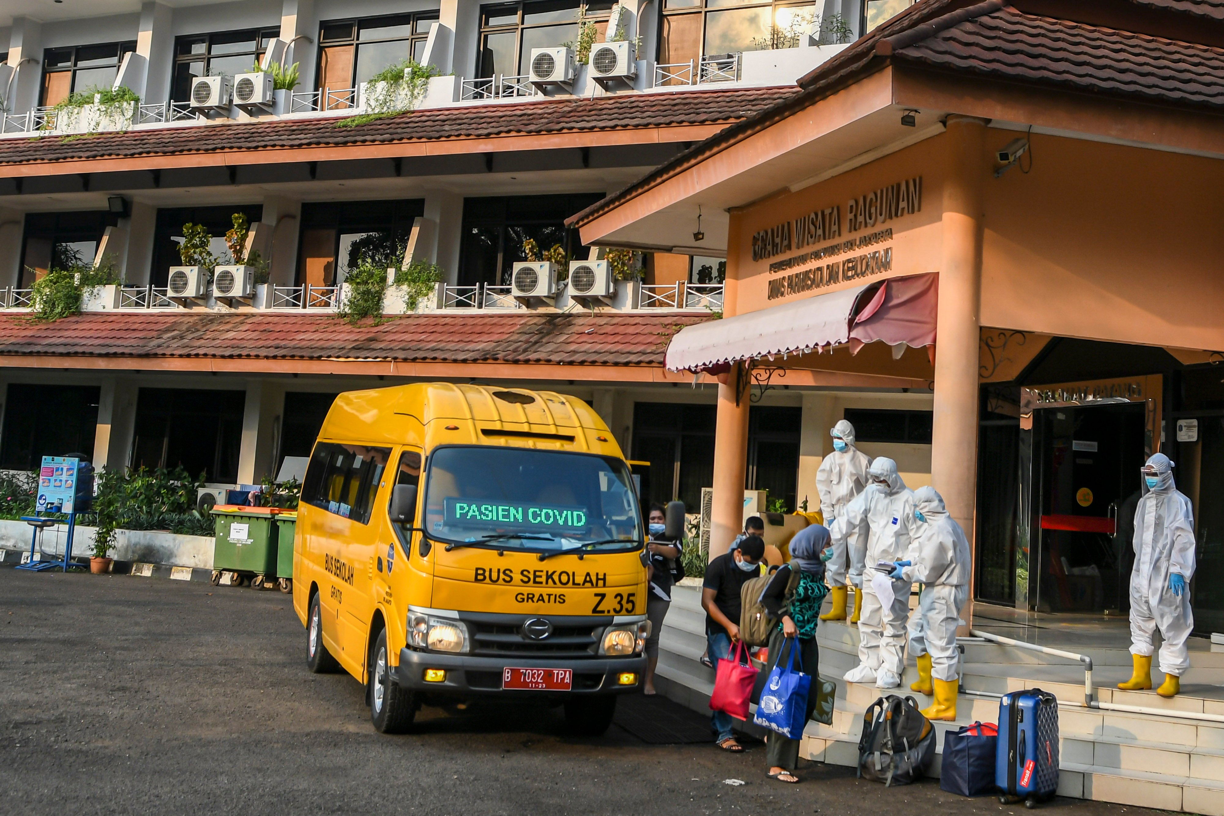 Sejumlah pasien covid-19 dengan kategori orang tanpa gejala (OTG) tiba di Graha Wisata Ragunan, Kebagusan, Jakarta Selatan.