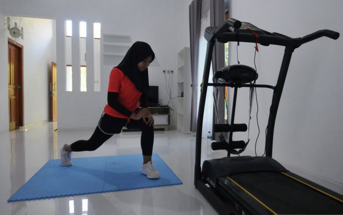 Atlet Paraatletik Indonesia Karisma Evi Tiarani melakukan latihan olahraga di rumahnya Simo, Boyolali, Jawa Tengah.