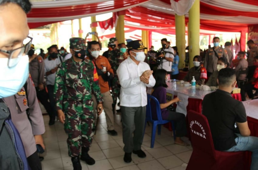 Gubernur Kalimantan Tengah Sugianto Sabran saat mengunjungi tenda vaksinasi di Palangka Raya 