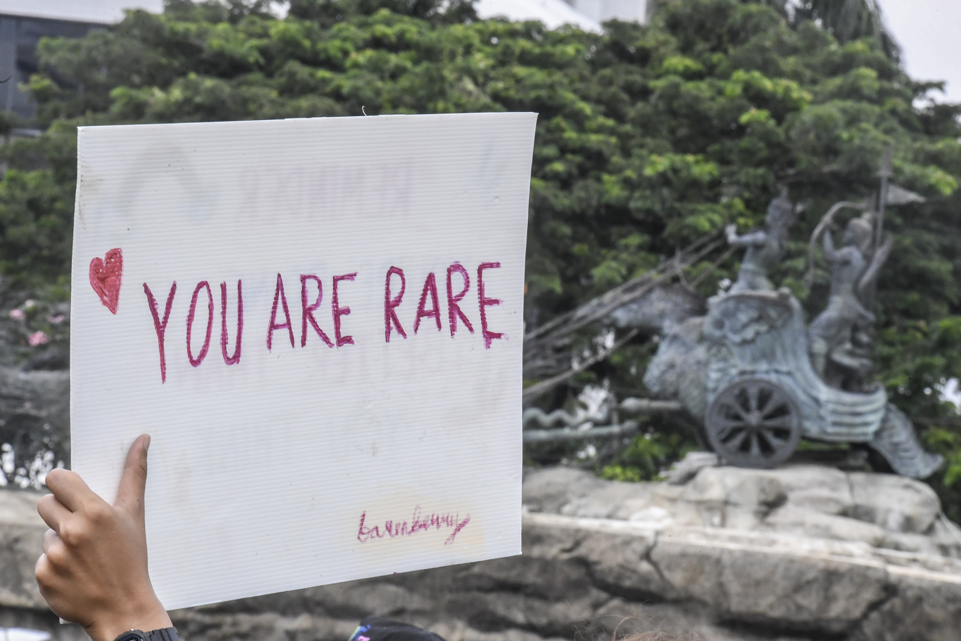 Seorang perempuan membentangkan poster saat aksi unjuk rasa memperingati Hari Perempuan Internasional di Jakarta, Senin (8/3/2021)