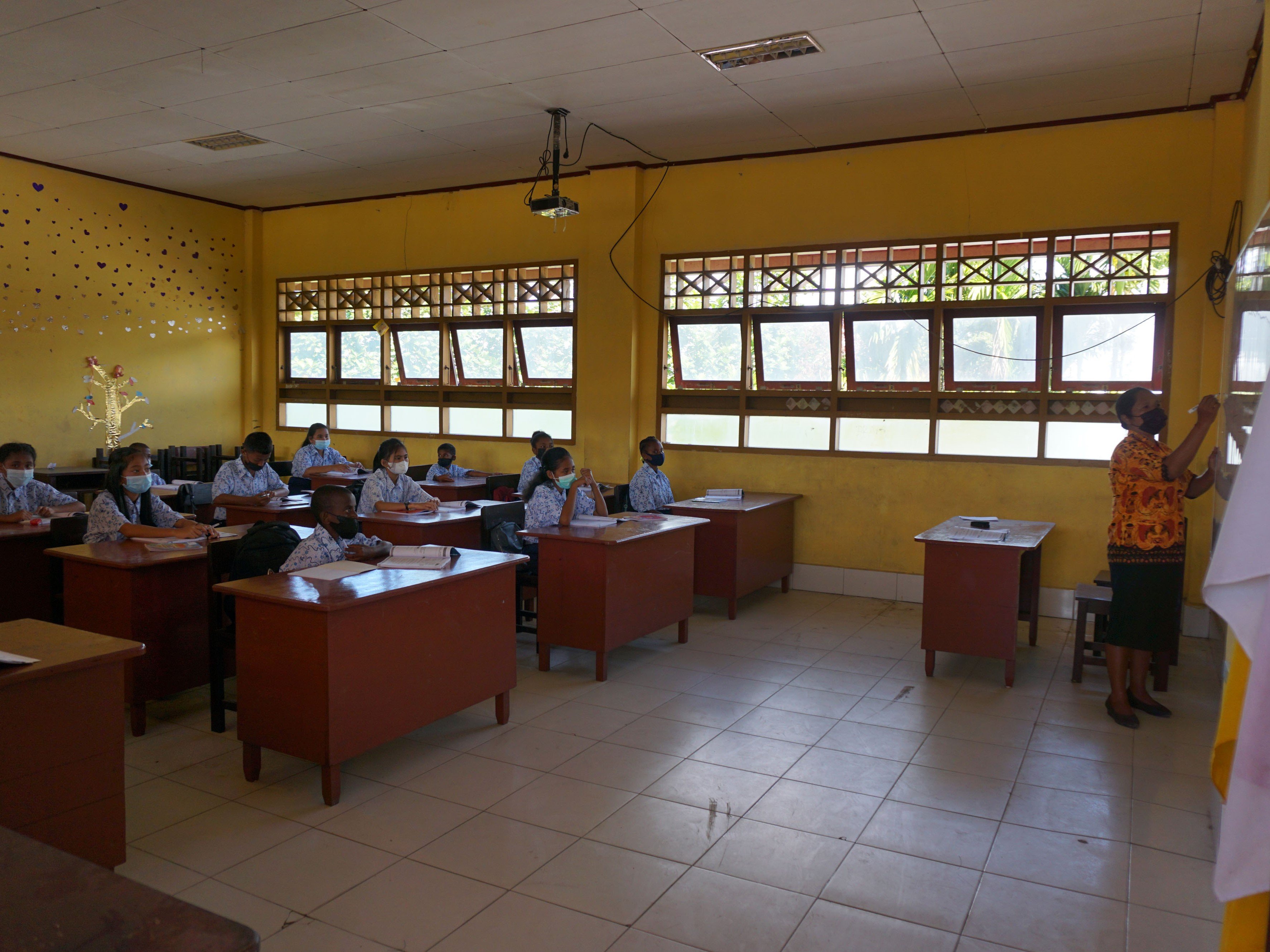 Guru mengajar di kelas saat pembelajaran tatap muka di SMP Negeri 9 Kota Sorong, Papua Barat.