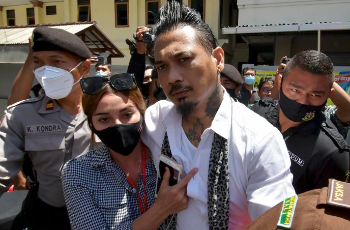 Personel grup musik Superman is Dead, I Gede Ary Astina alias Jerinx, seusai menjalani sidang putusan.