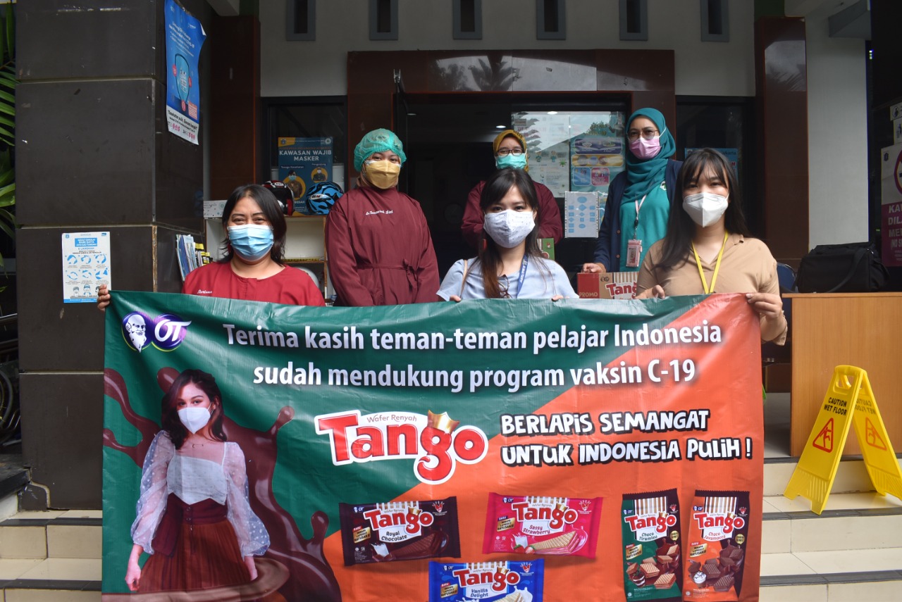 Dalam upaya mendukung program vaksinasi untuk remaja, OT Group membagi-bagikan wafer tango. 