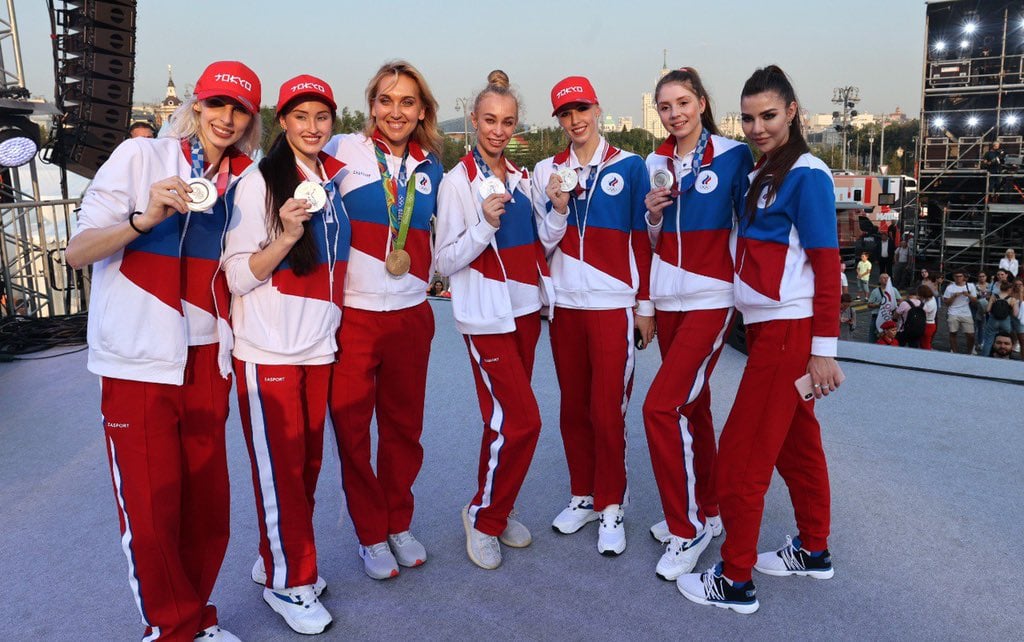 Sejumlah atlet Rusia, yang meraih medali di Olimpiade Tokyo 2020, berpose setelah diarak di Lapangan Merah, Moskow.