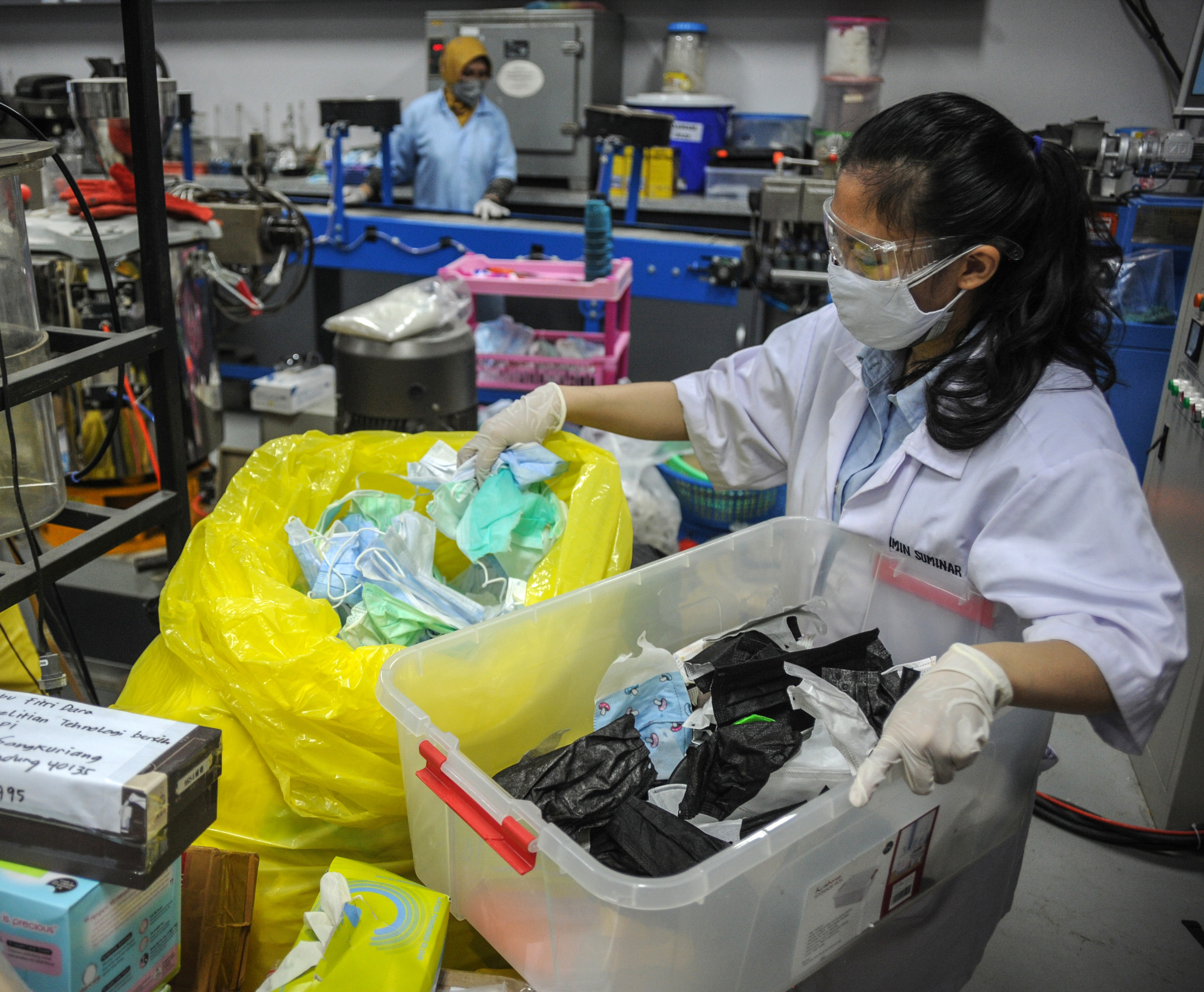 Petugas mengolah limbah masker untuk dijadikan biji plastik di Laboratorium LIPI di Cisitu, Bandung, Jawa Barat,  Kamis (19/8/2021).