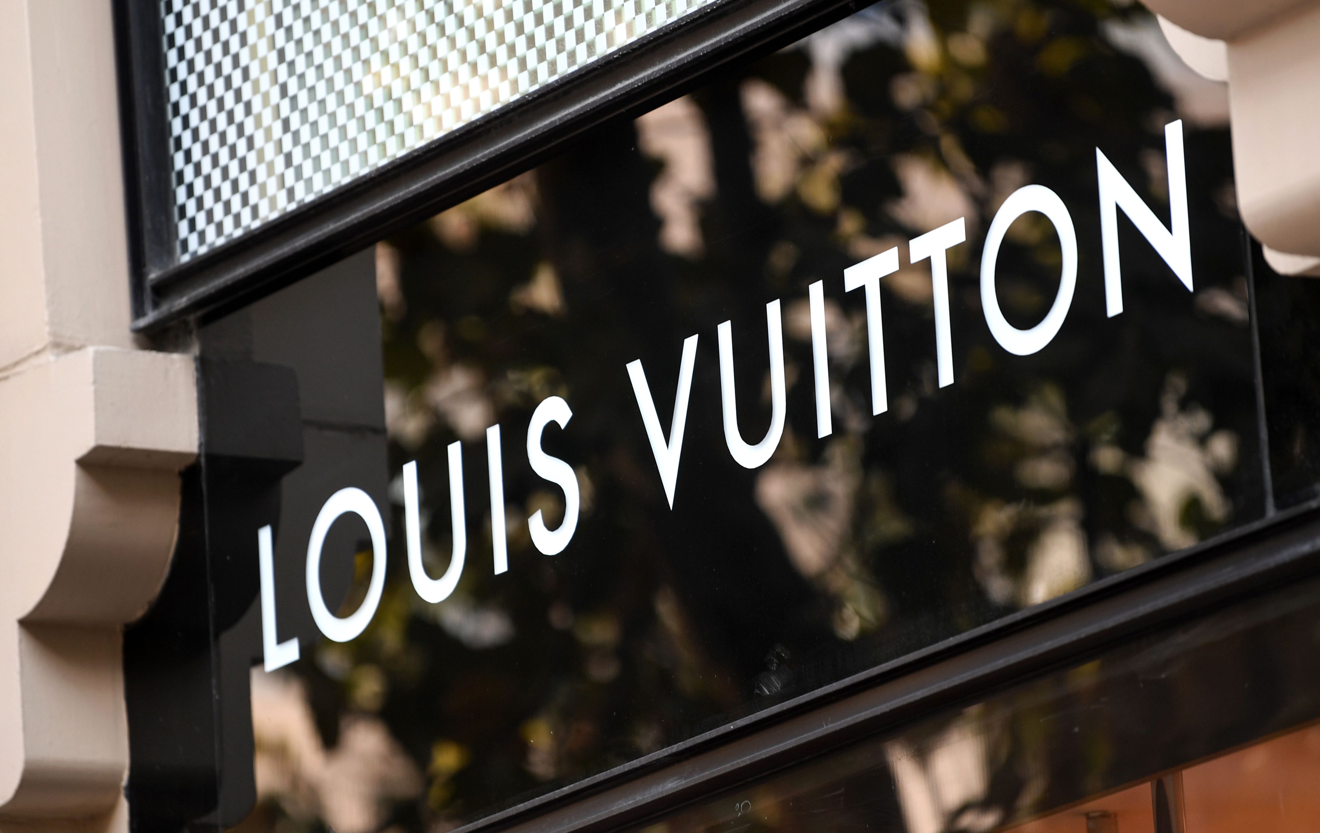 Louis Vuitton Bantah Pasok Baju untuk Anggota DPRD Tangerang