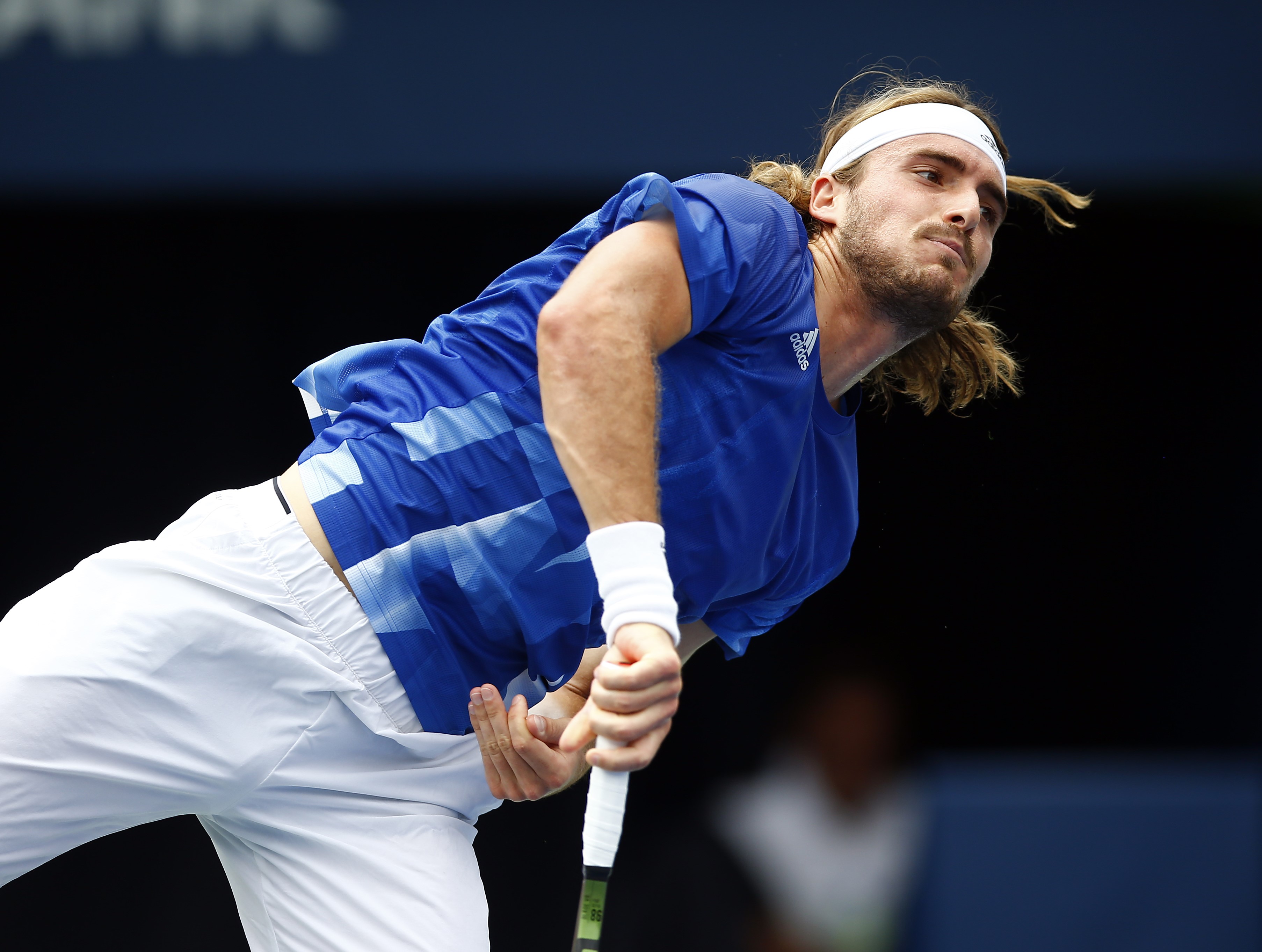 Petenis Yunani Stefanos Tsitsipas melakukan pukulan servis saat melawan Casper Ruud dari  Norwegia di perempat final Kanada Terbuka 2021.