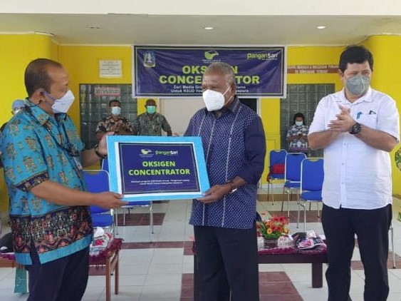 Penyerahan bantuan alat oksigen konsentrator.