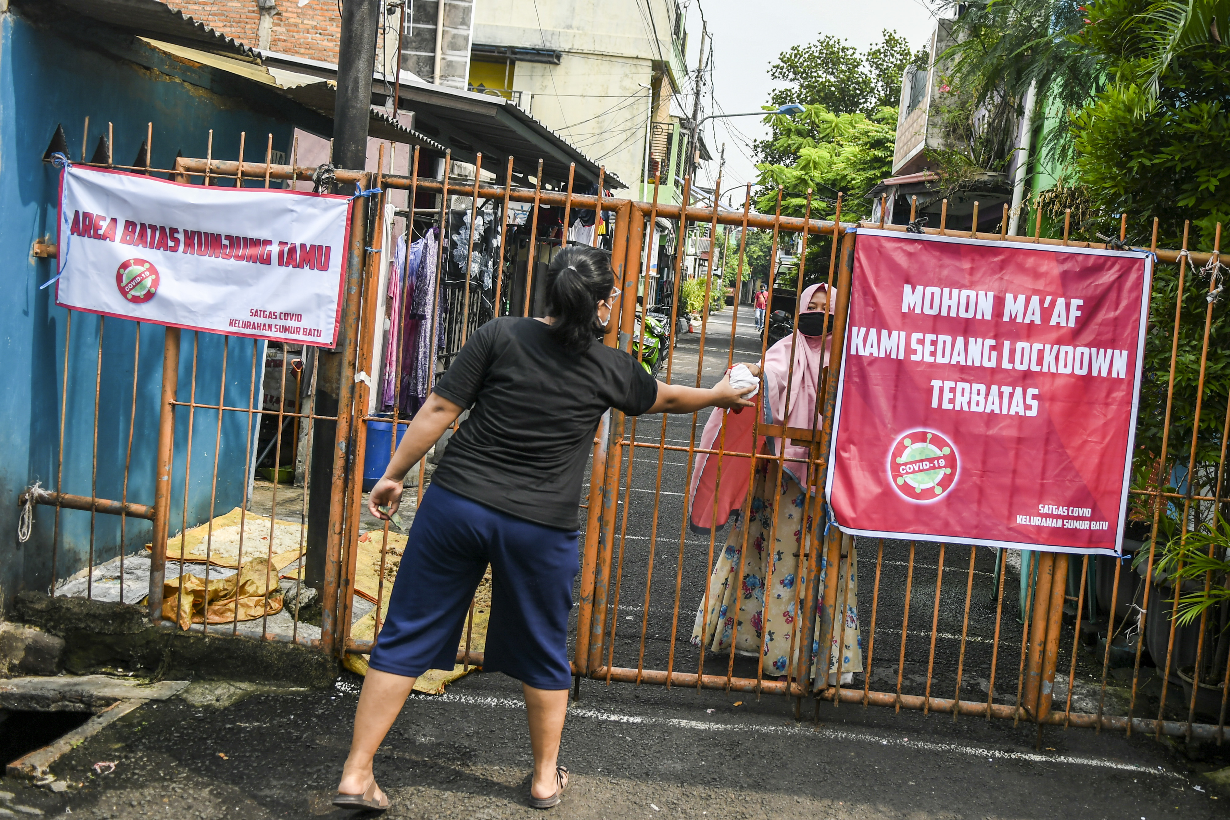 Kerabat memberikan paket bahan pangan ke warga yang menjalani isolasi mandiri di Jalan Intan Berduri, Kawasan Sumur Batu, Jakarta Pusat.