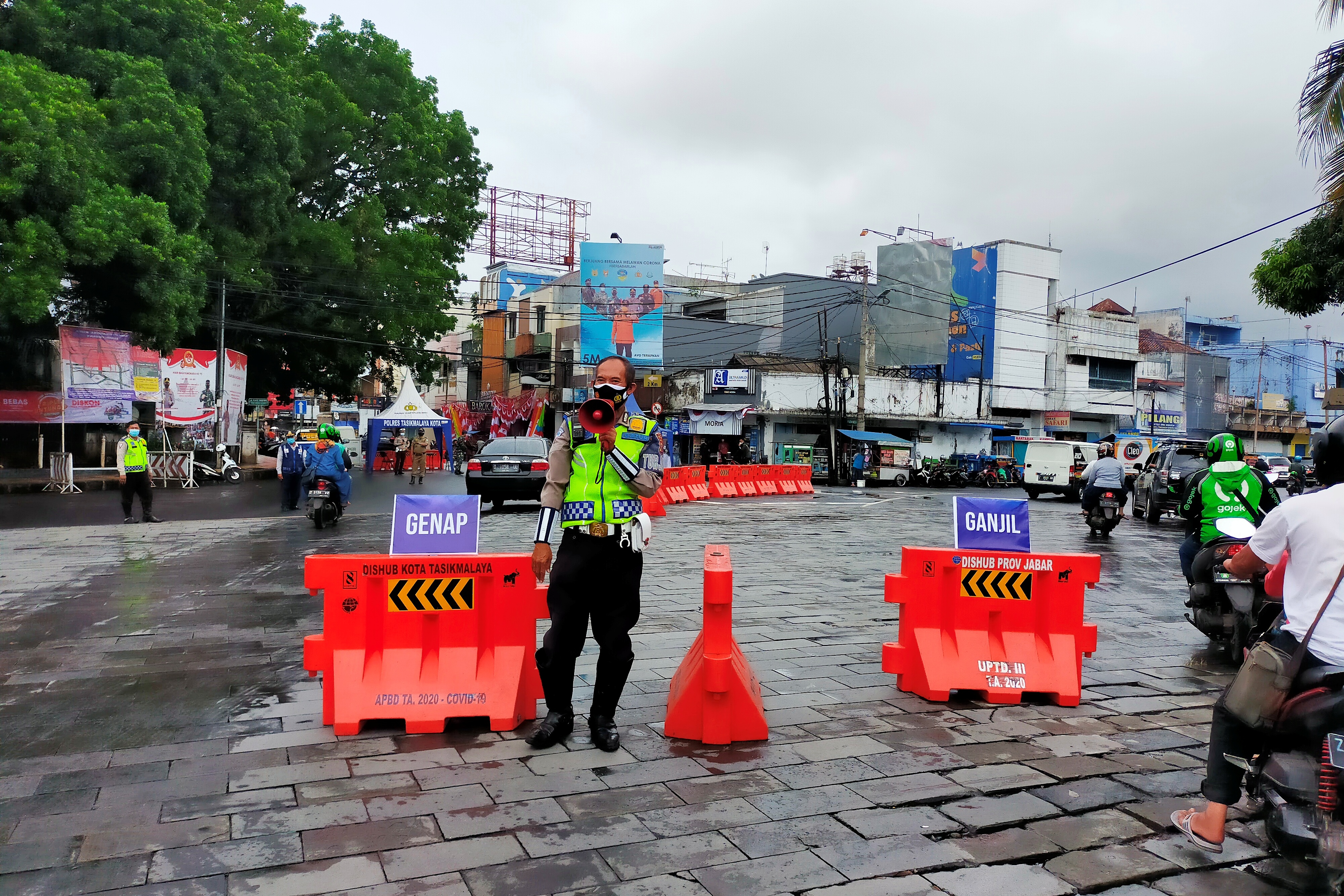 Petugas dari Polresta Tasikmalaya terus melakukan pengaturan bagi kendaraan ganjil-genap di Taman Kota menuju arah Jalan HZ Mustofa.