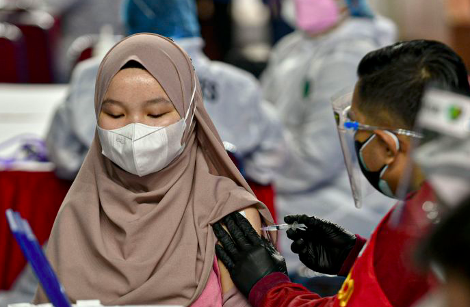 Vaksinasi bagi mahasiswa Jabodetabek di GOR Bulungan, Jakarta.