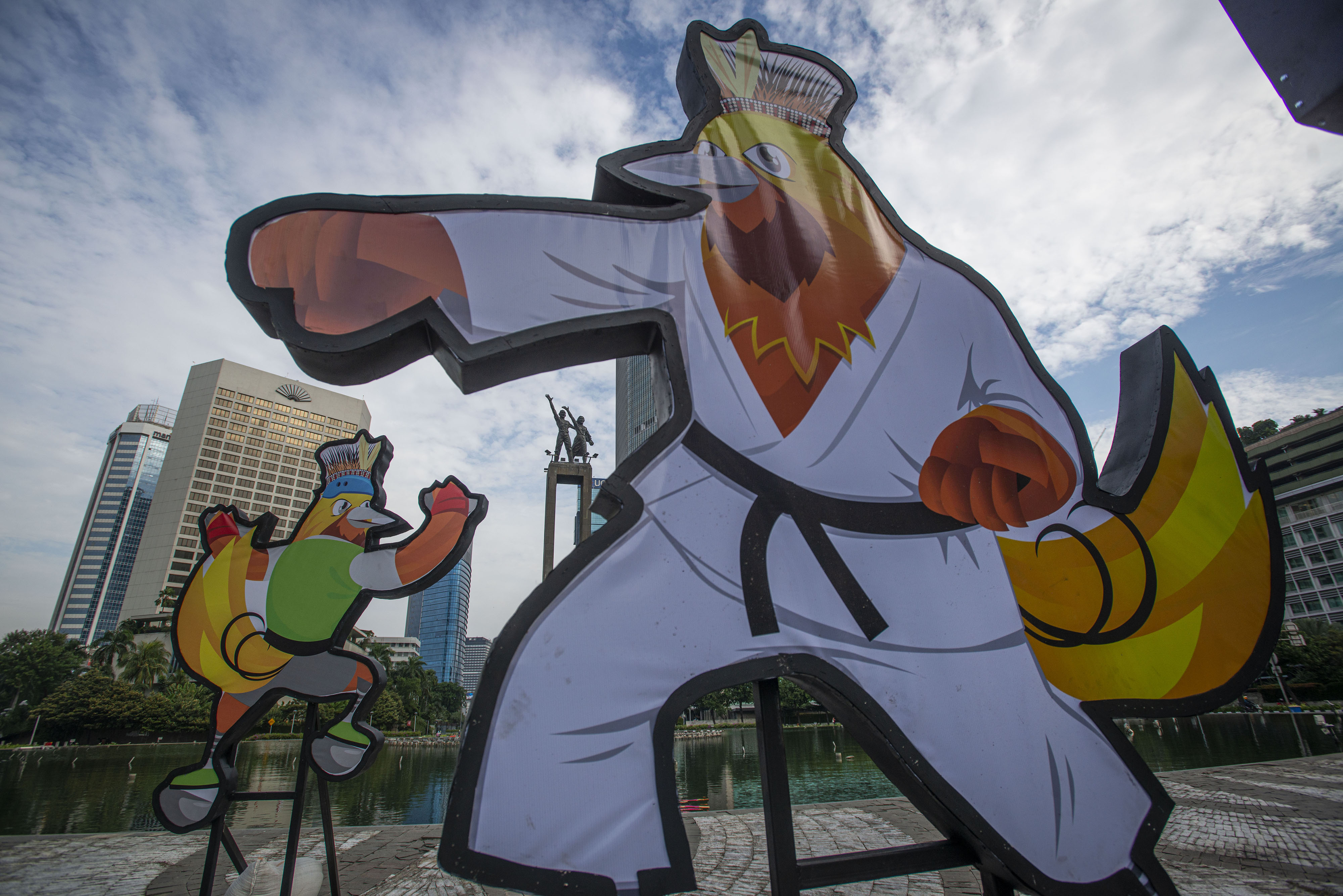 Maskot Pekan Olahraga Nasional (PON) XX Papua Drawa terpasang di Bundaran Hotel Indonesia, Jakarta, Rabu (14/7/2021).