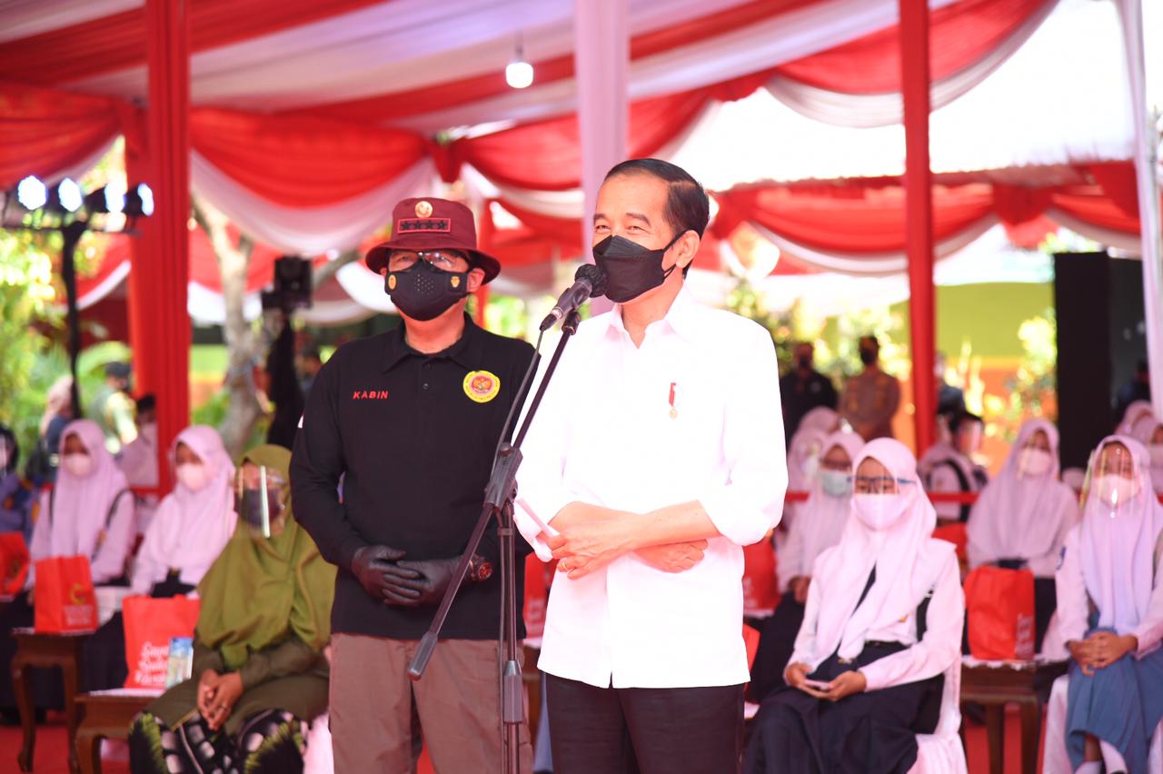 Presiden Jokowi didamping Kepala BIN Budi Gunawan meninjau kegiatan vaksinasi Covid-19 untuk pelajar di Madiun, Jatim, Kamis (19/8).