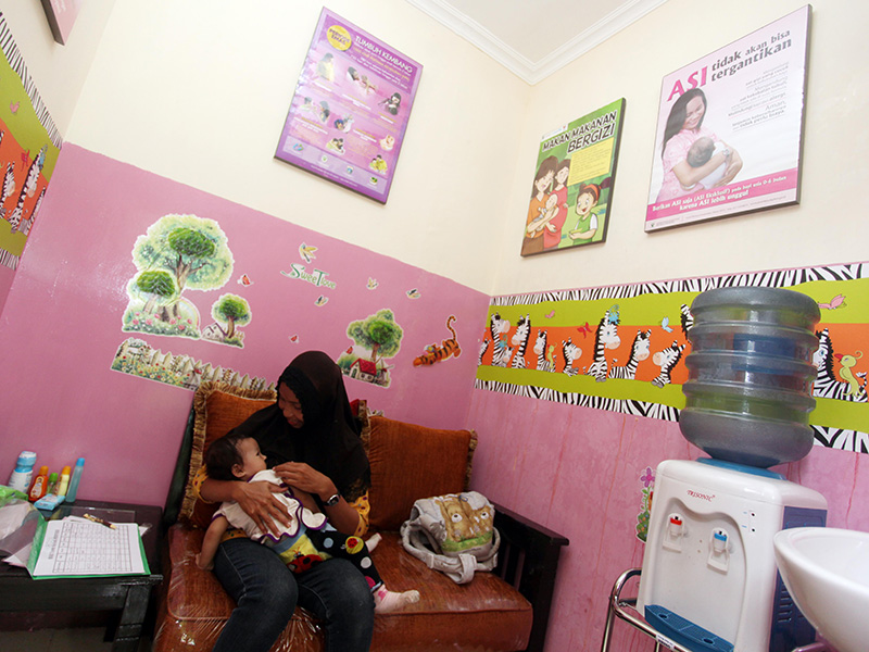 Seorang Ibu menyusui anaknya memanfaatkan ruang untuk menyusui yang disediakan di Ruang Publik Terpadu Ramah Anak (RPTRA)