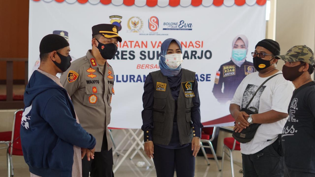Politisi Partai NasDem Eva Yuliana bersama Kapolres Sukoharjo meninjau pelaksanaan vaksinasi covid-19 di Gedung PGRI Sukoharjo.