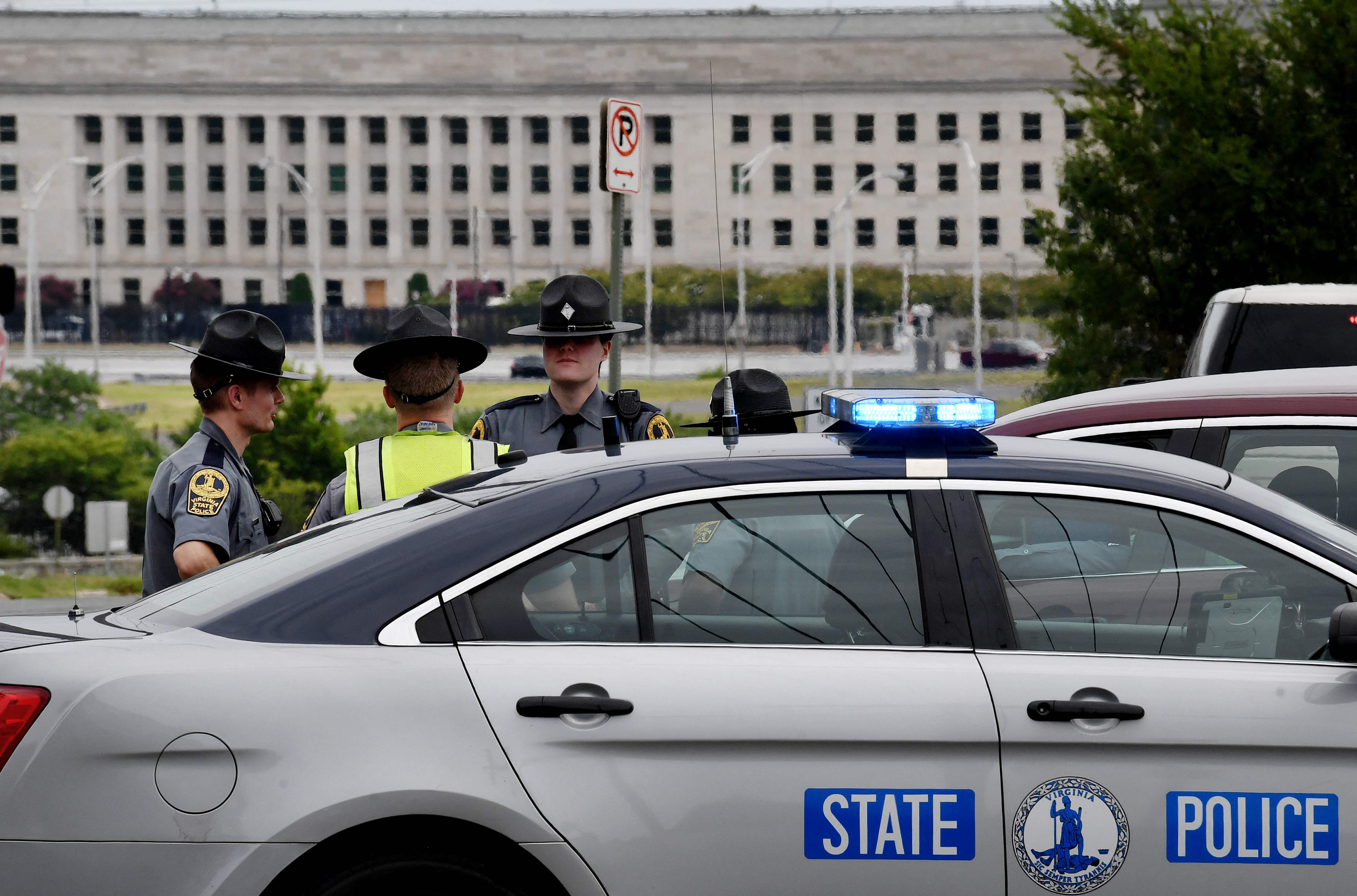 Polisi berjaga-jaga di depan gedung Pentagon di Washington, DC, Amerika Serikat.