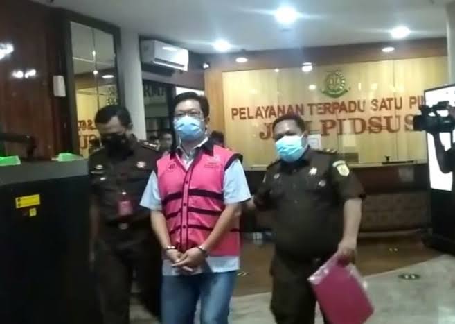 Terdakwa Direktur PT Himalaya Energi Perkasa, Piter Rasiman (pakai rompi), telah divonis dengan hukuman penjara 20 tahun.