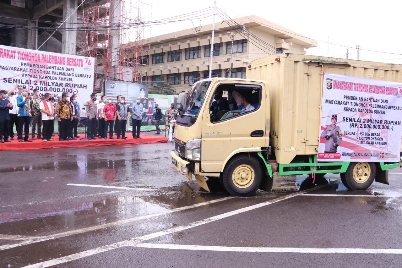 Sumbangan dari Masyarakat Tionghoa Palembang Bersatu di kantor Polda Sumatra Selatan