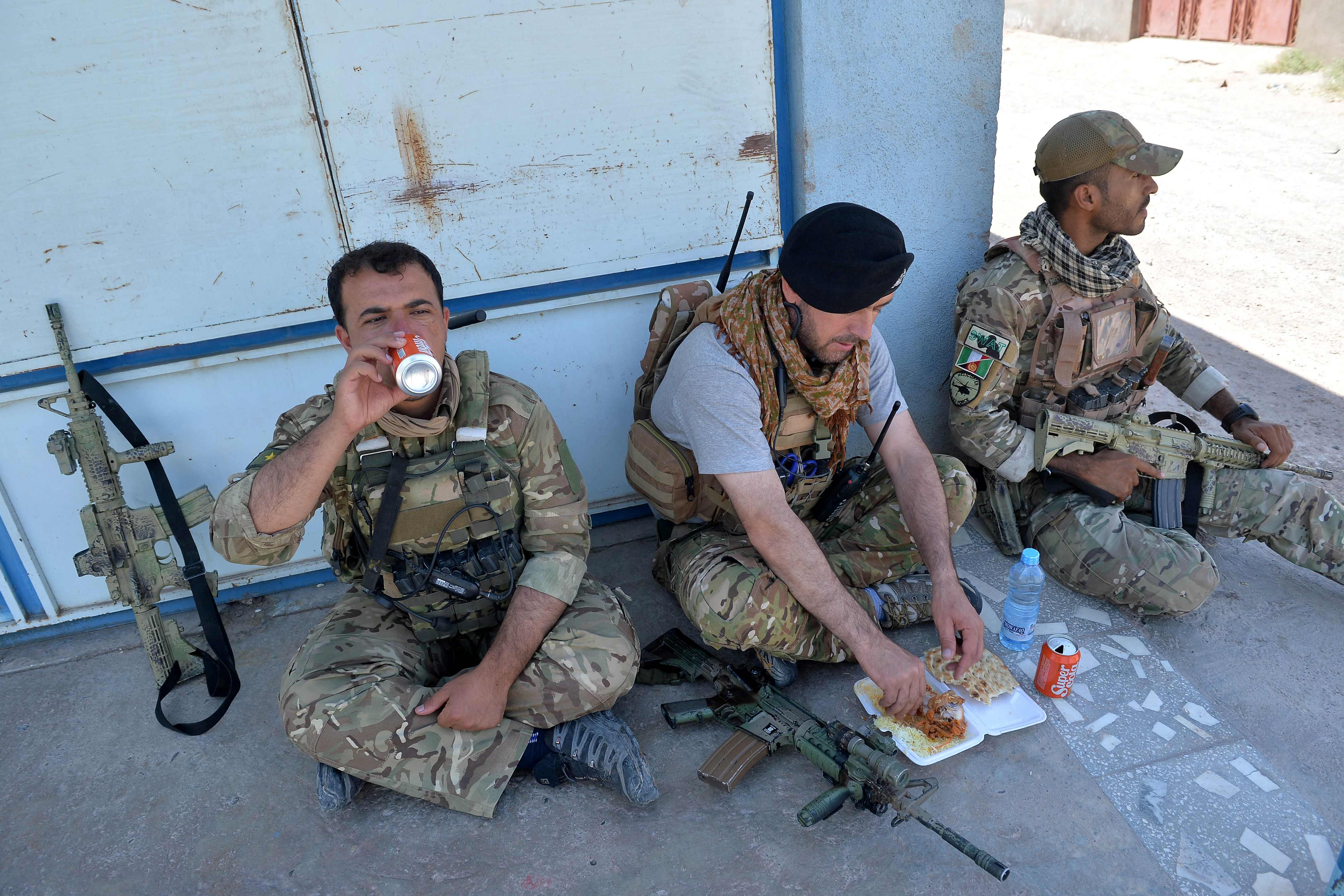 Tentara Afghanistan yang dilatih militer AS istirahat di sela pertempuran melawan Taliban di Distrik Enjil, Provinsi Herat, Minggu (1/8).