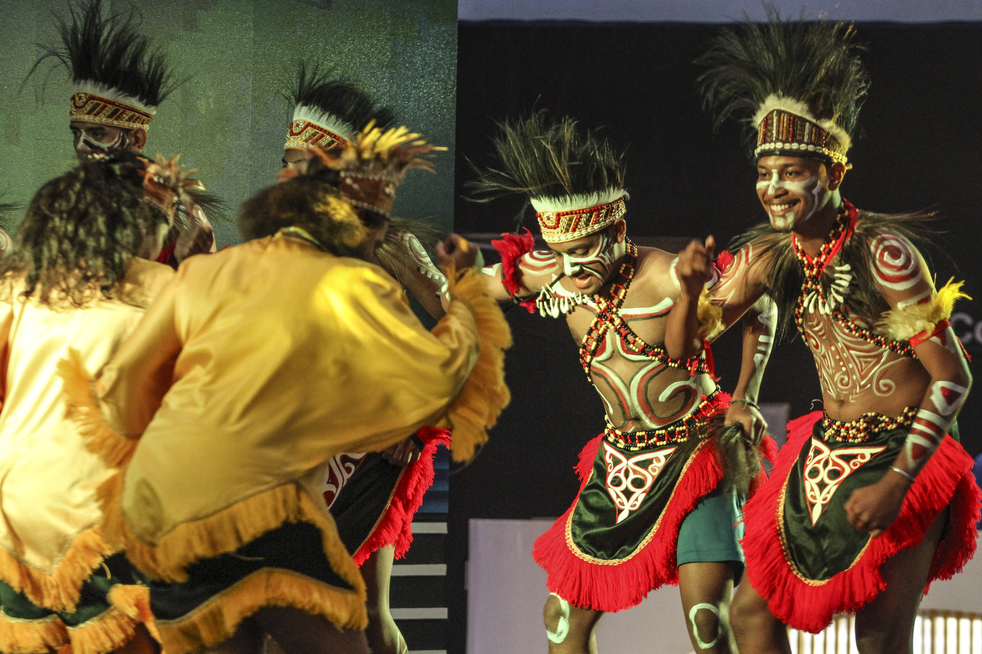  Seniman menampilkan Tarian Pangkur Sagu dari Papua saat Pentas Budaya Papua di Pesona Square, Depok, Jawa Barat, Selasa (8/10/2019).