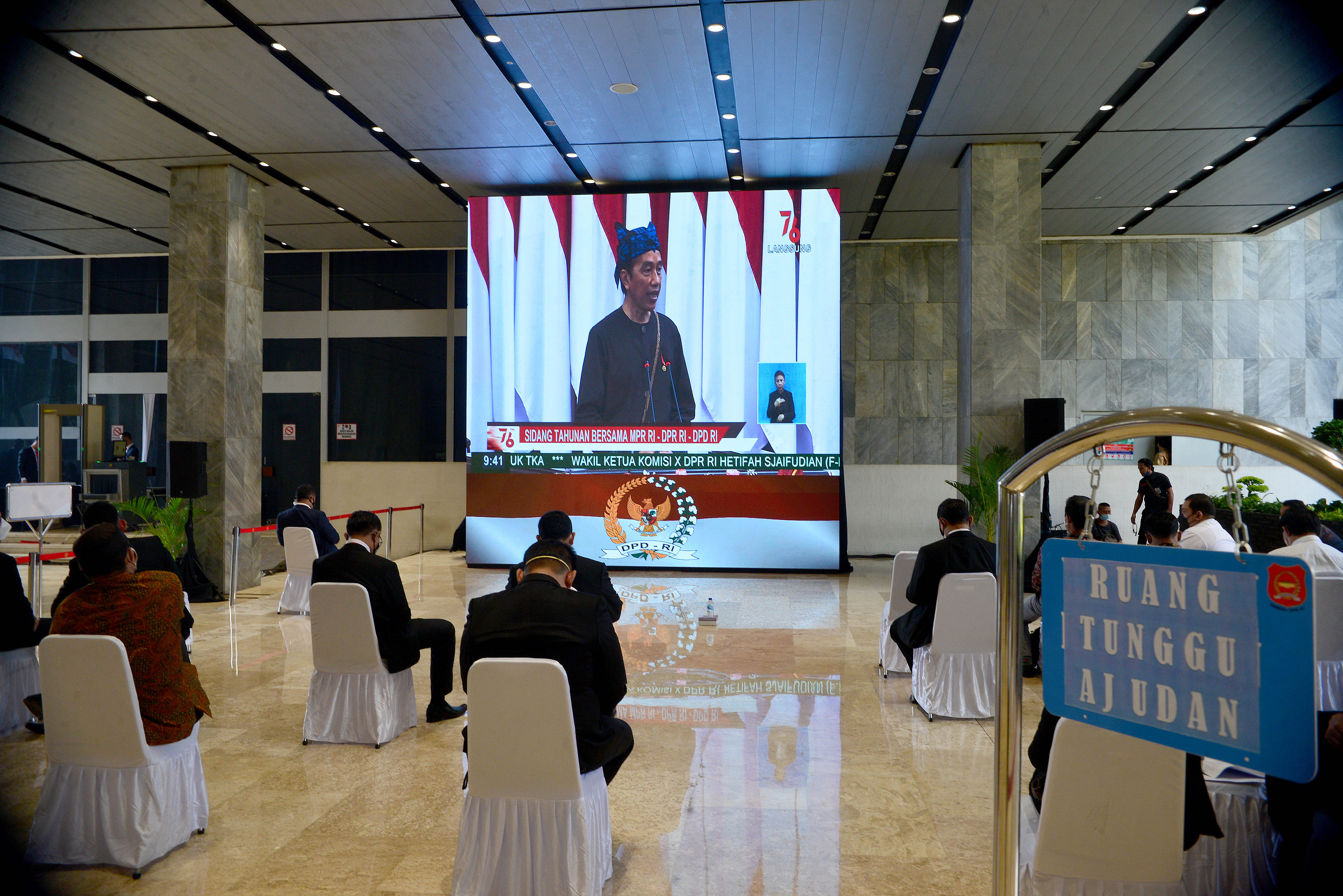 Pidato Presiden Joko Widodo yang disaksikan dari layar besar di Gedung DPR-MPR