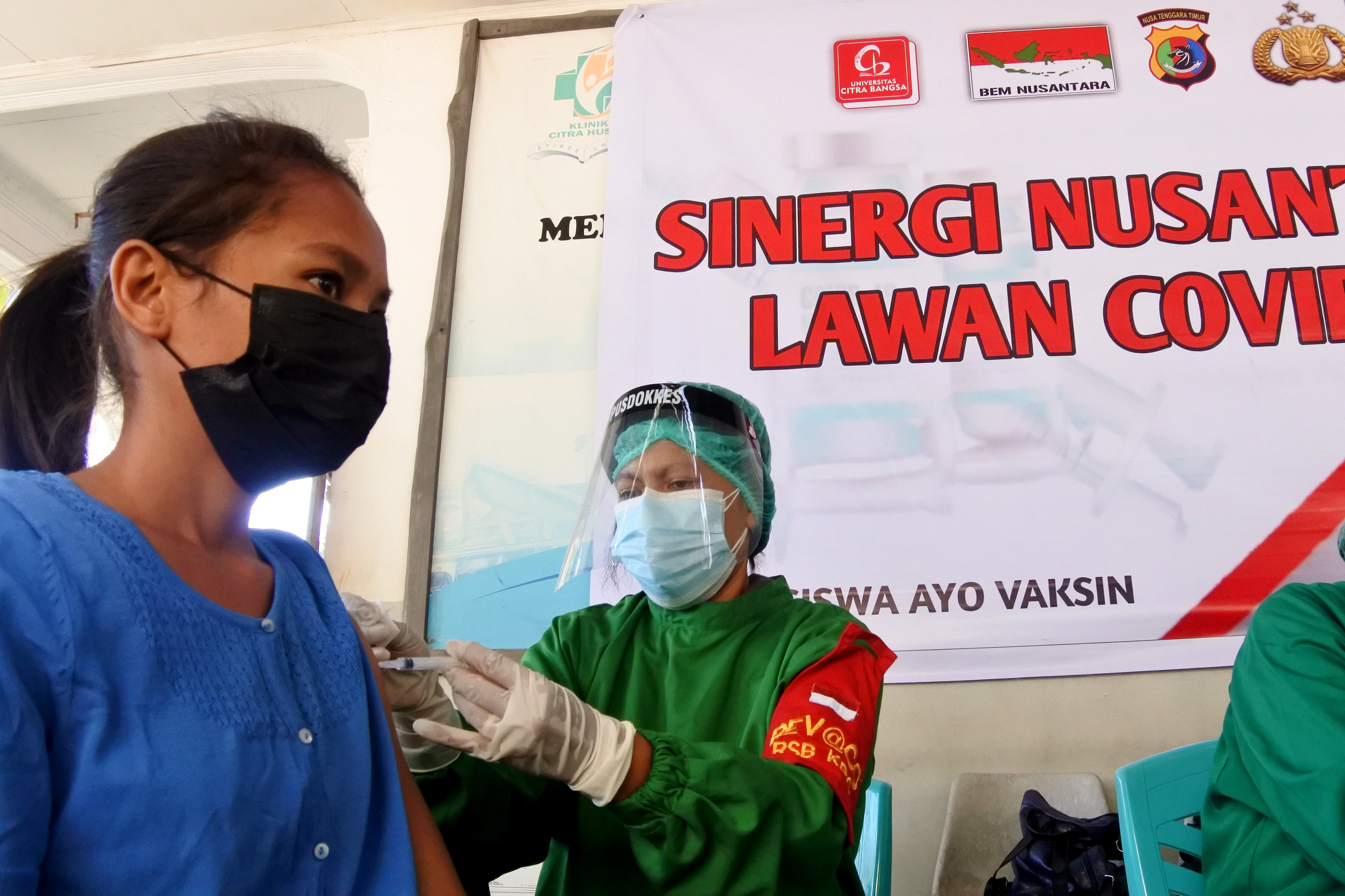 Warga di Kupang menerima vaksinasi covid-19.