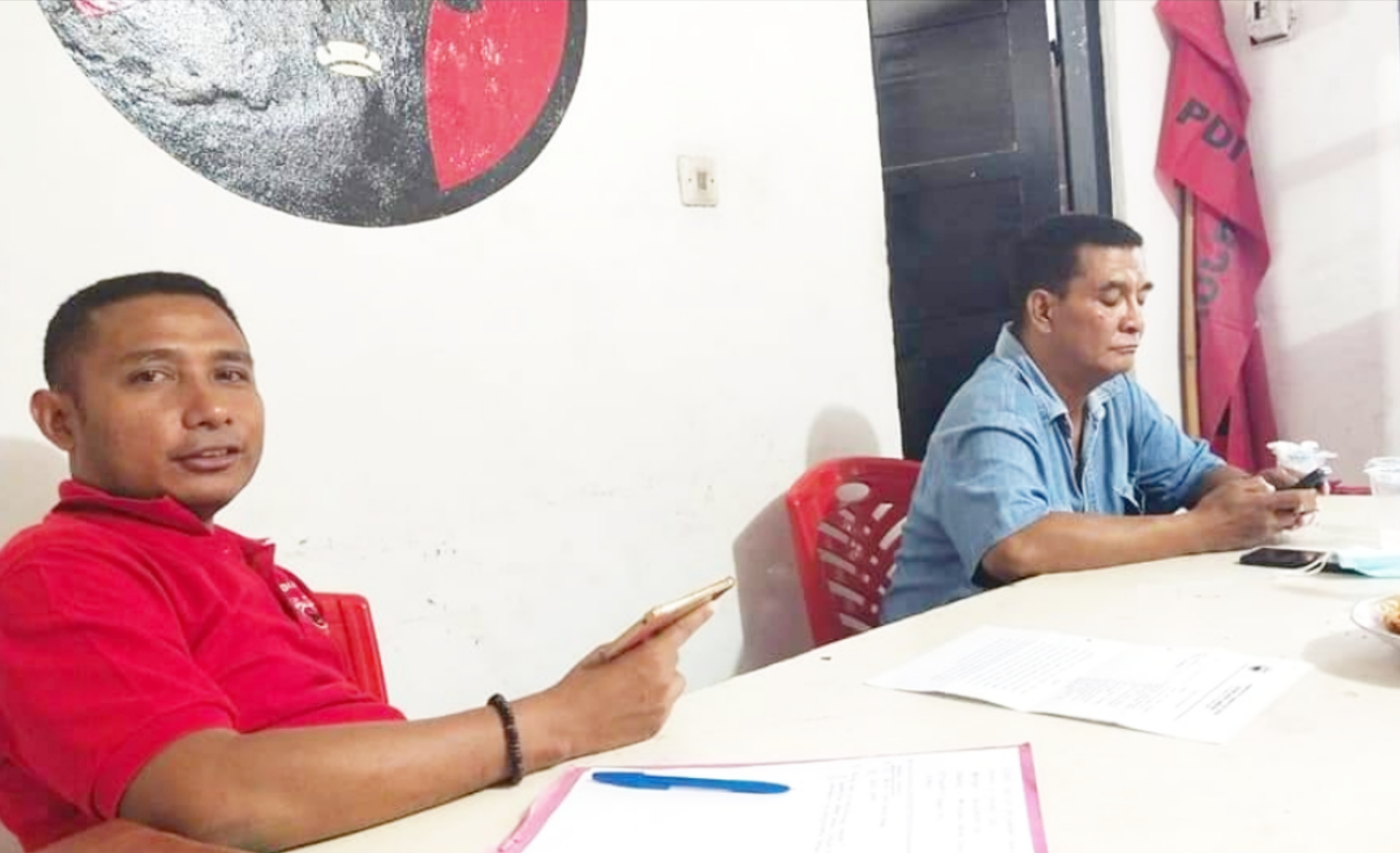 Ketua Fraksi PDIP Kabupaten Ende, Vinsen Sangu (baju merah). 