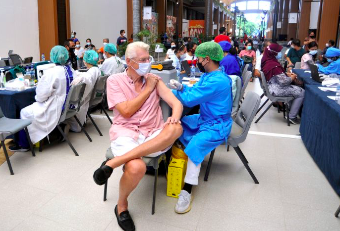 Ilustrasi - Vaksinasi di Discovery Shopping Mall, Kuta, Badung, Bali.