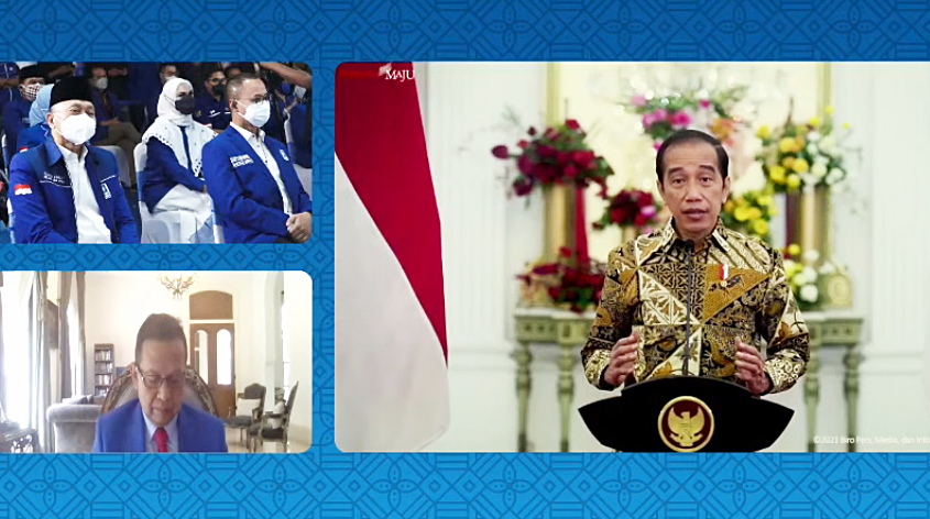 Presiden Joko Widodo memberikan sambutan secara virtual dengan disaksikan Ketua Umum DPP PAN) Zulkifli Hasan (kiri, atas)