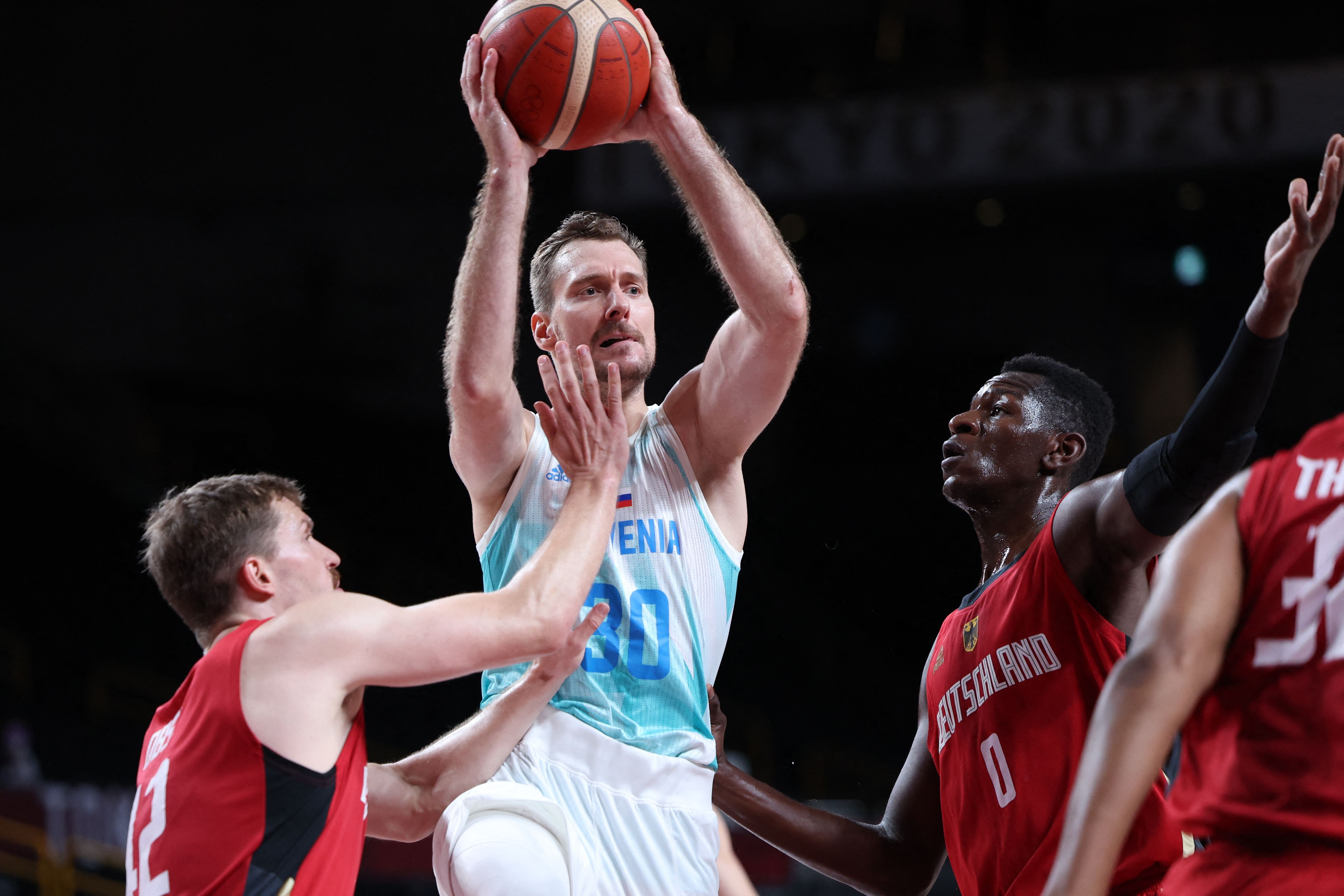 Pebasket Slovenia Zoran Dragic berusaha melewati hadangan para pemain Jerman di laga perempat final bola basket Olimpiade Tokyo 2020.