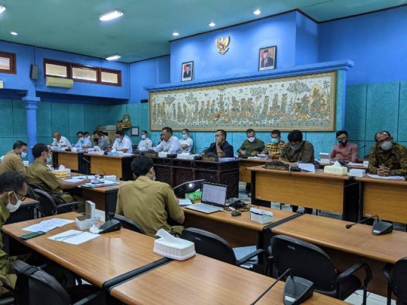 Ketua DPRD Klungkung AA Gde Anom saat melakukan rapat dengan Sekda.