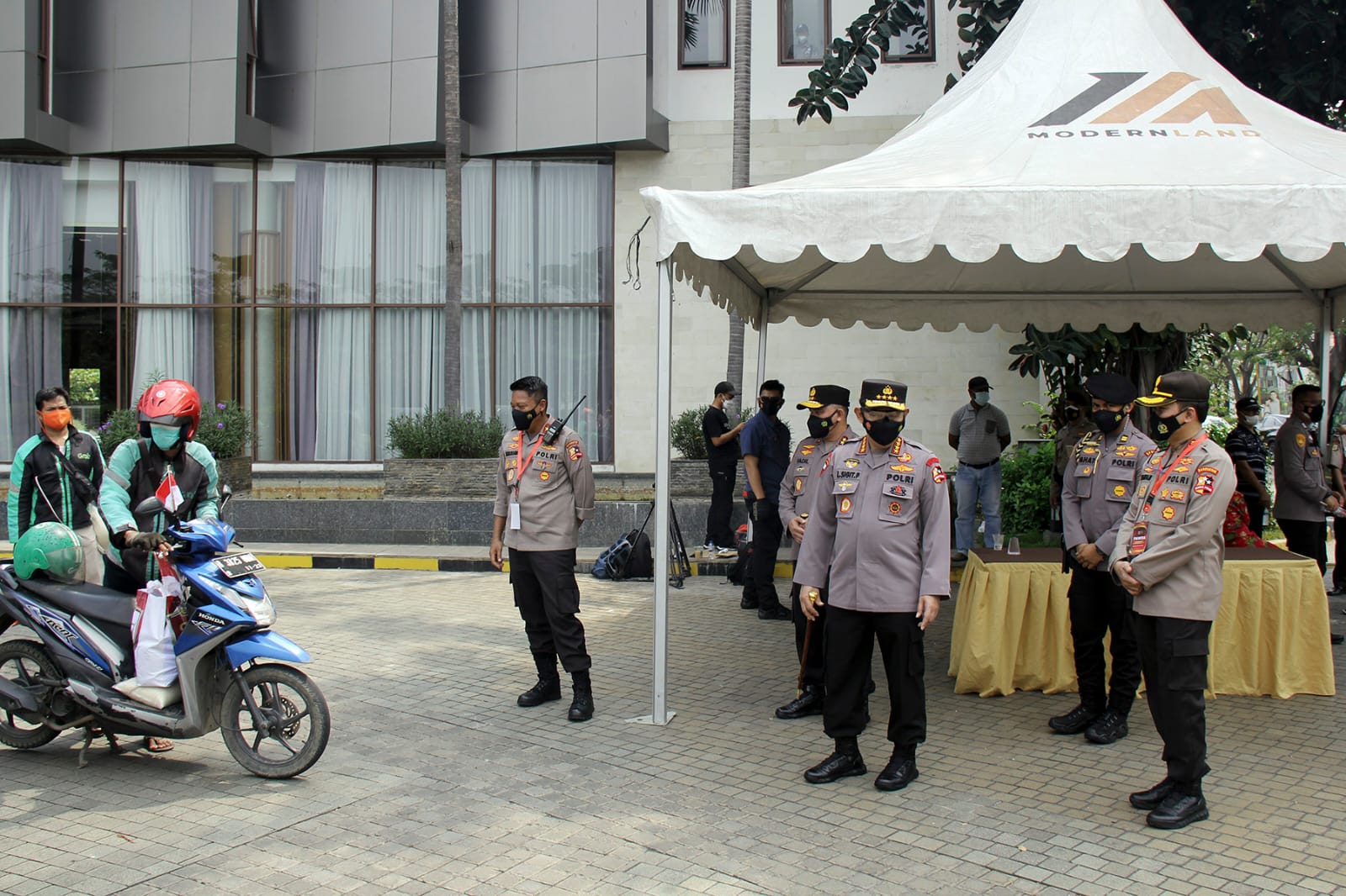 Kapolri Jenderal Pol Listyo Sigit Prabowo melihat langsung penjemputan paket sembako gratis pada Gebrak Baksos Presisi Online