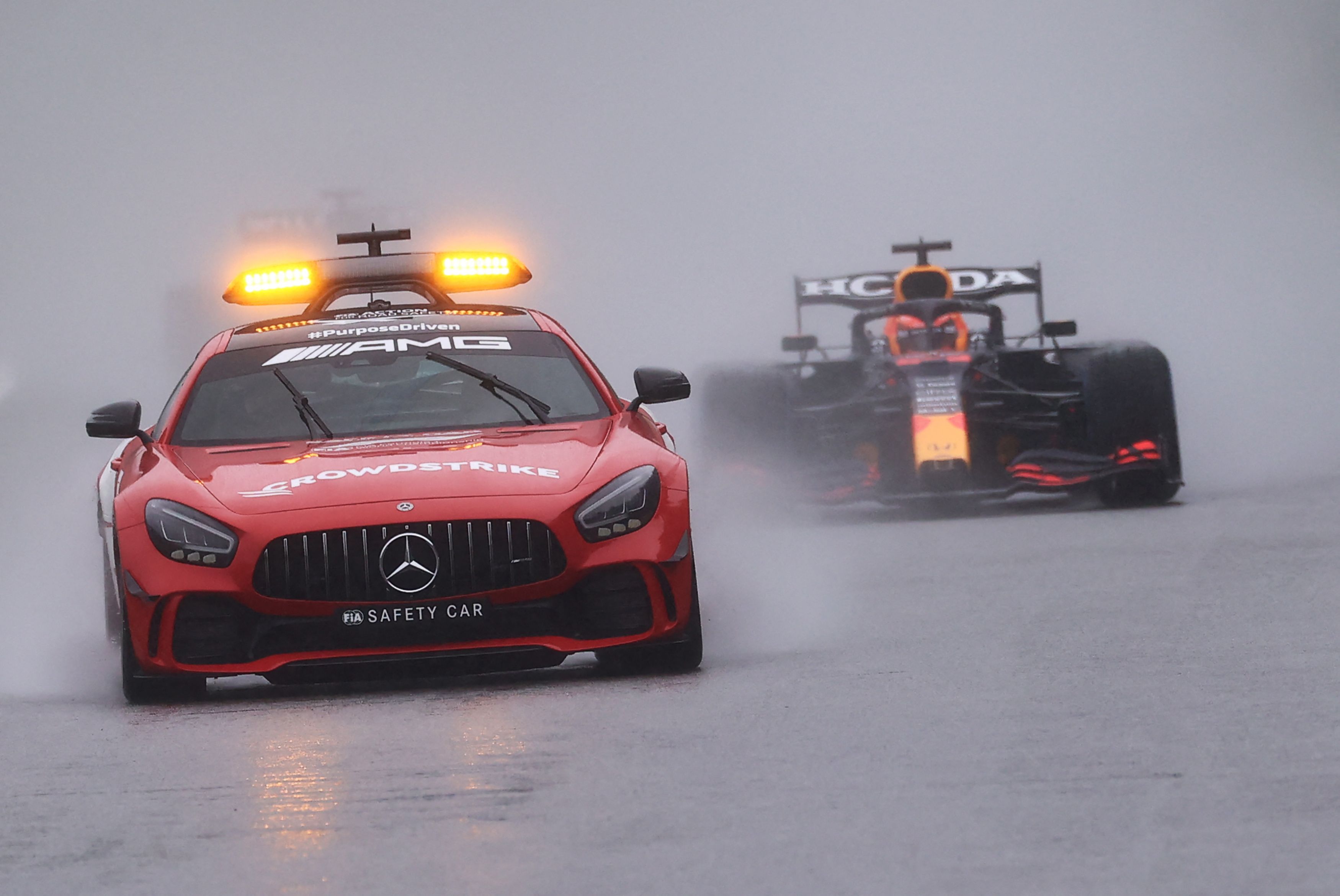 Safety car memandu pembalap di GP Belgia, Minggu (29/8). Hujan deras membuat balapan hanya berlansung selama dua lap. 